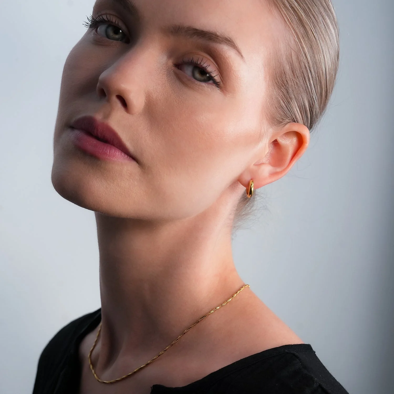 JAANBERG Gold: Mid Width Smooth Finish Mini Hoops for Day-to-Night Elegance - Image 4
