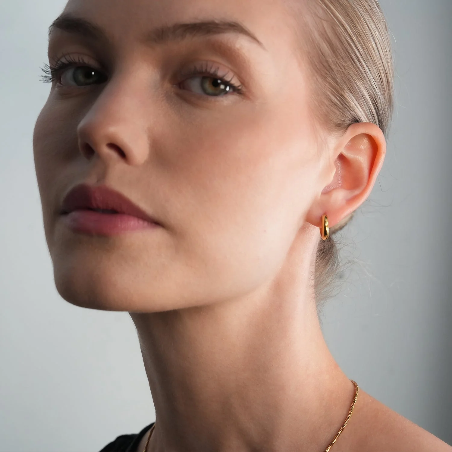 JAANBERG Gold: Mid Width Smooth Finish Mini Hoops for Day-to-Night Elegance - Image 9