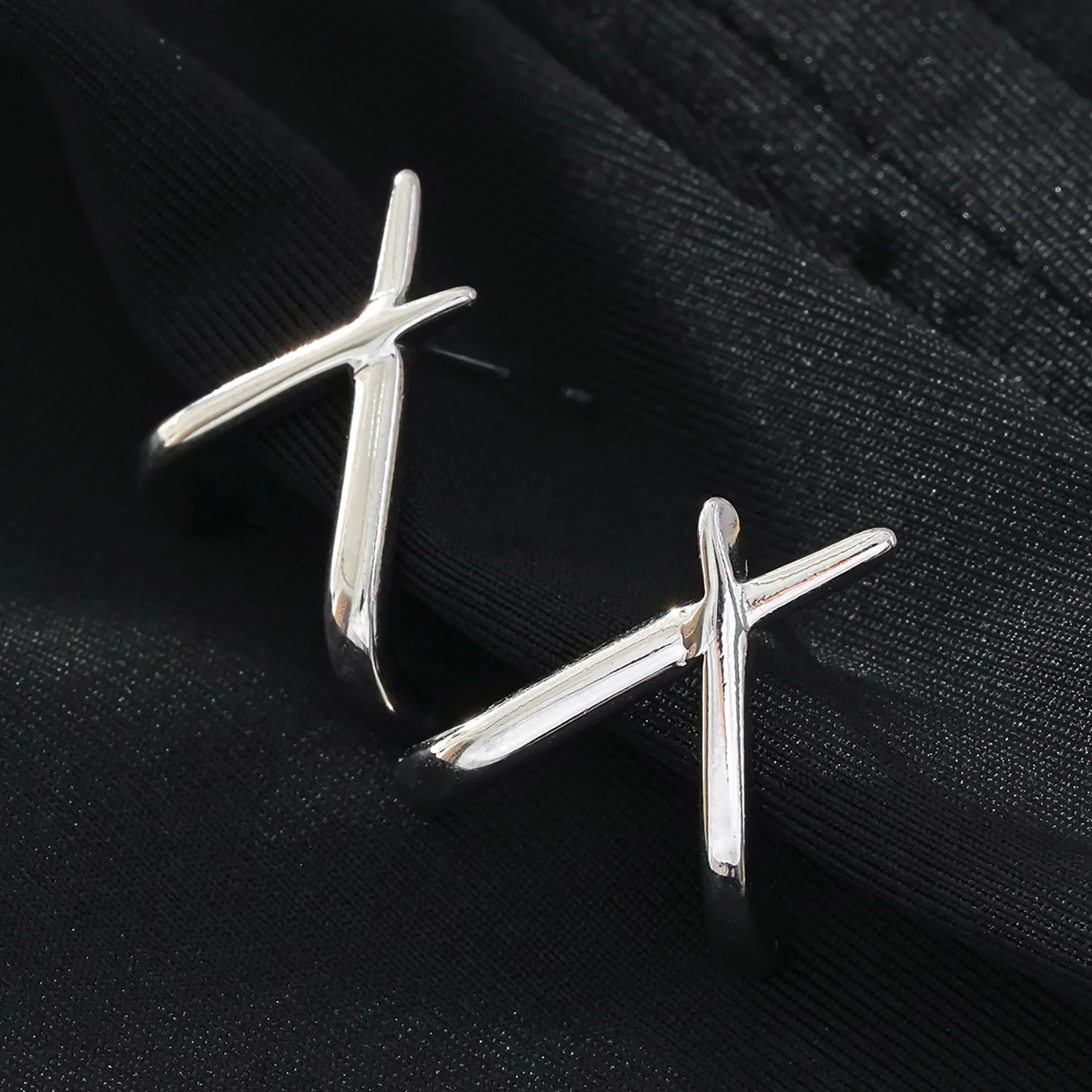 LINDSBORG: Criss-Cross Geometric Stud Earrings in White Gold (Silver Toned) - Image 4