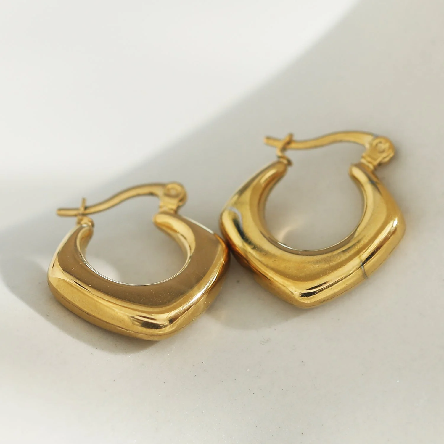 MARIYA: Squared Rounded Hoop Earrings Gold - Image 3