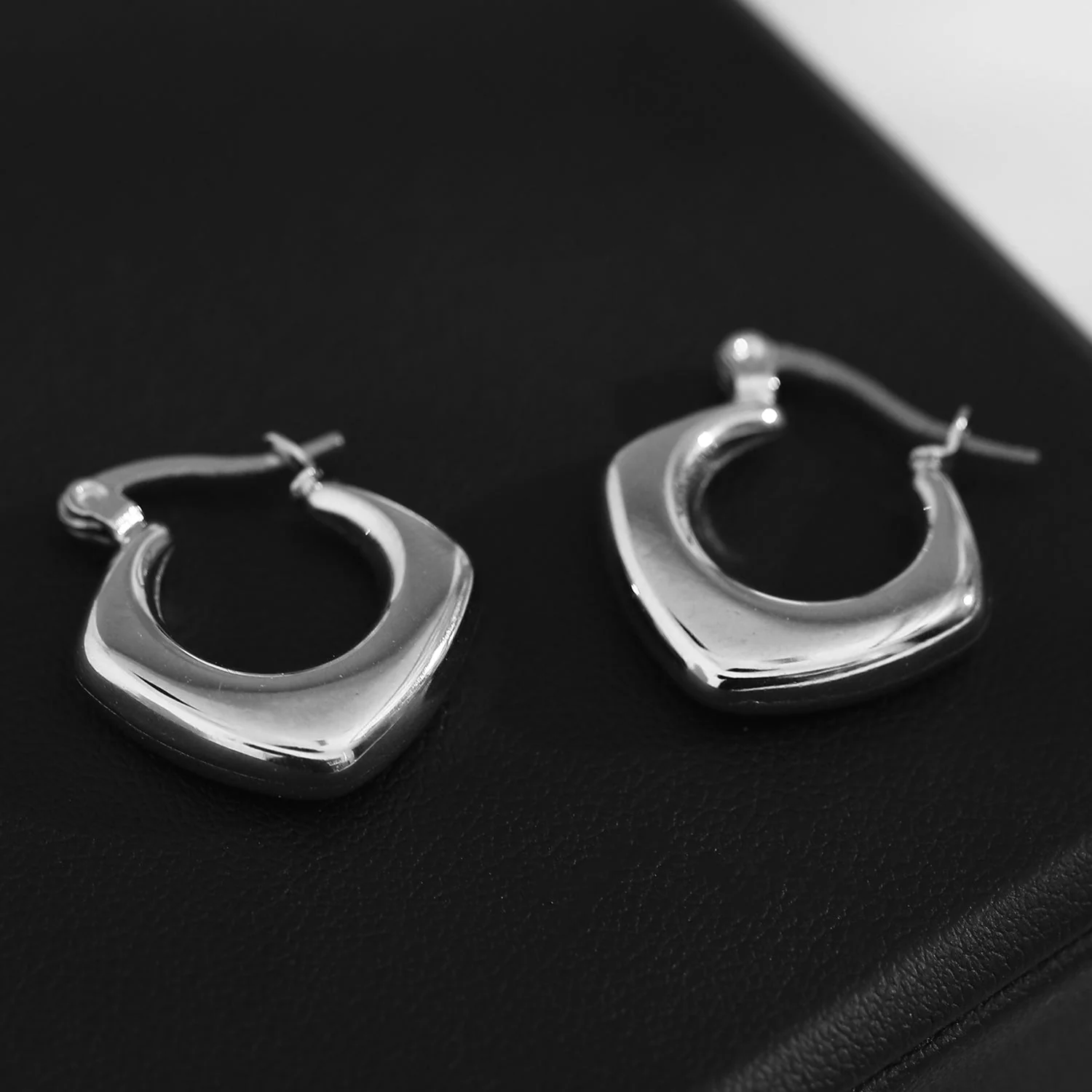 MARIYA Squared Rounded Hoop Earrings Silver - Image 4