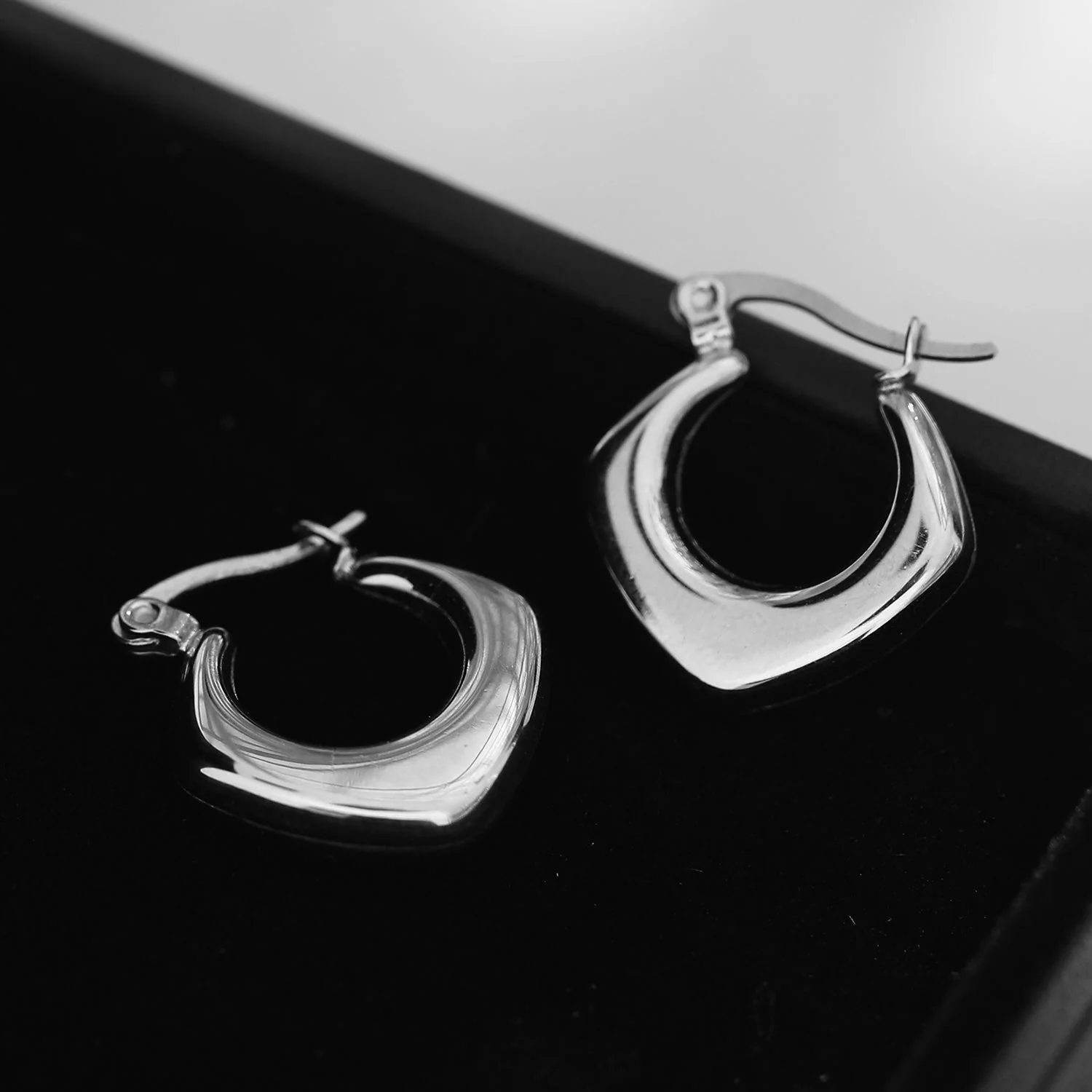 MARIYA Squared Rounded Hoop Earrings Silver - Image 6