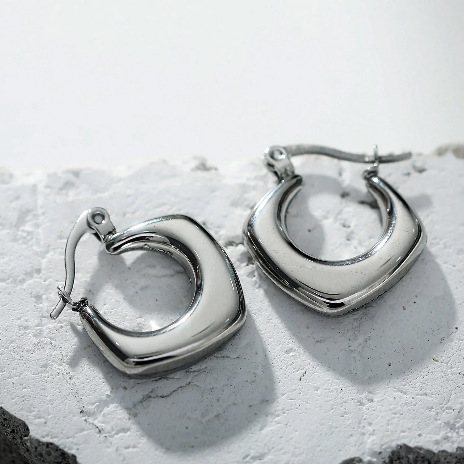 MARIYA Squared Rounded Hoop Earrings Silver - Image 8