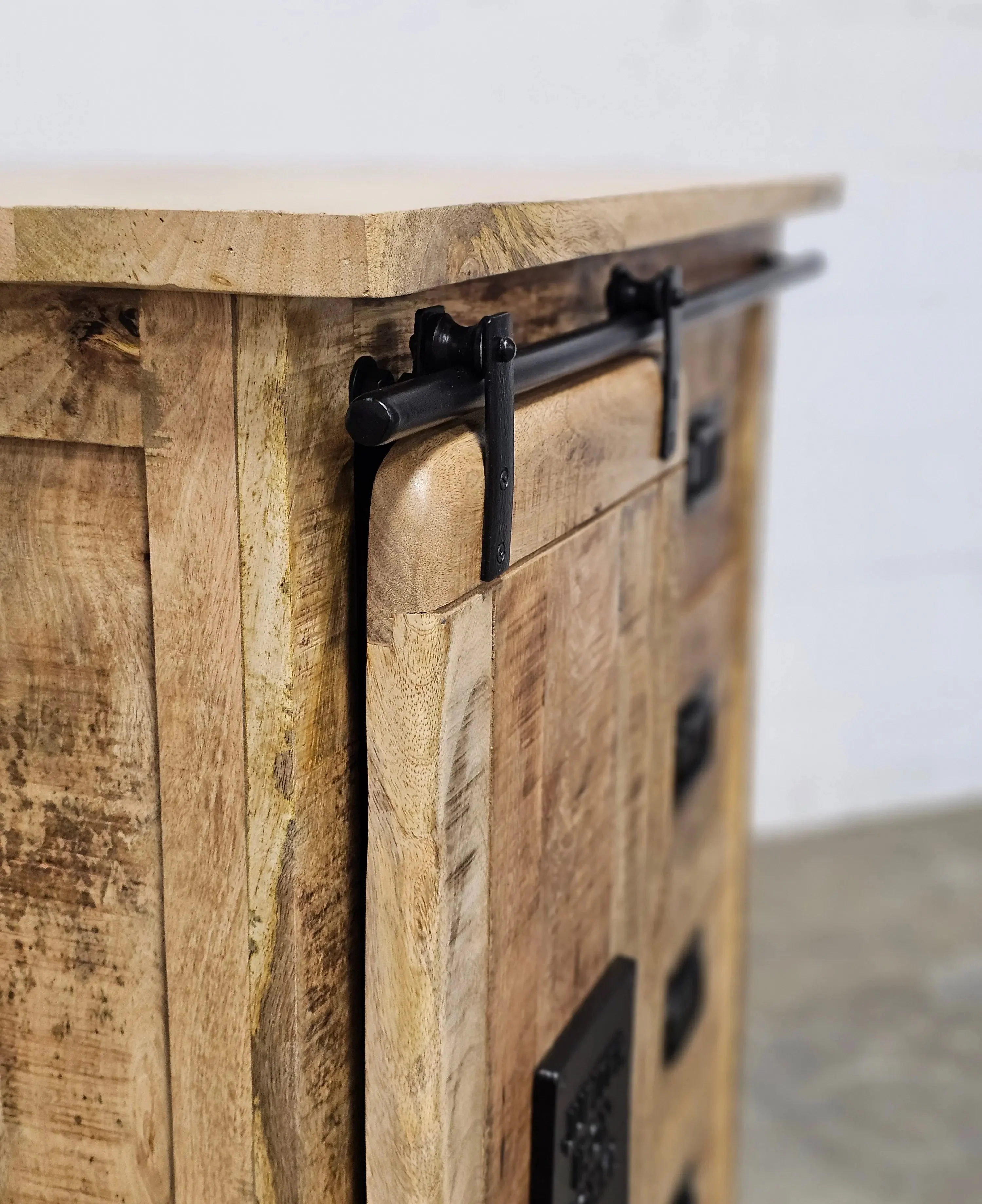 Meuble Commode Farmhouse en bois de manguier brut porte coulissante - Image 9