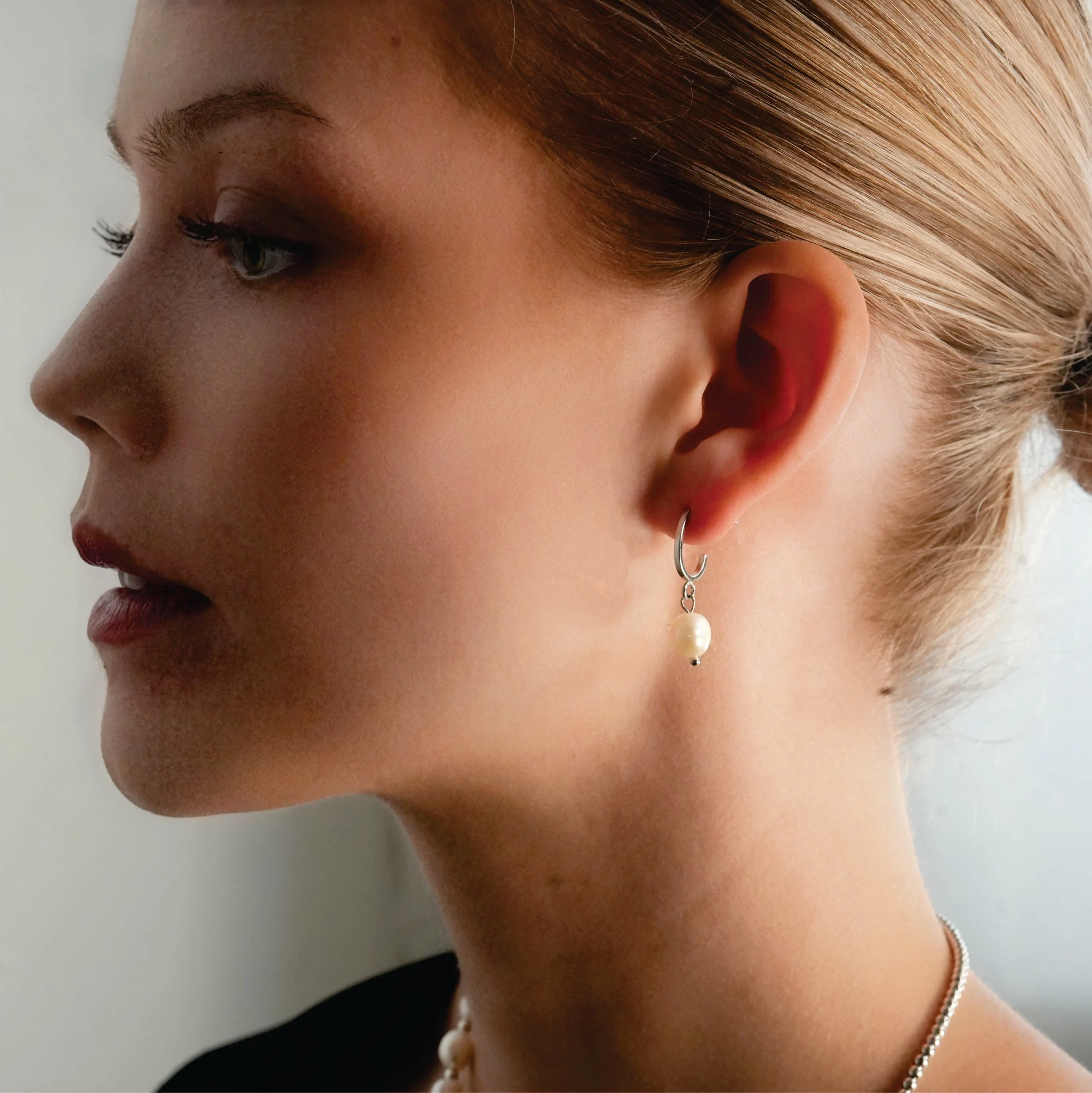 MILANO: Natural Freshwater Pearl J-Bar Drop Earrings in Silver - Image 2