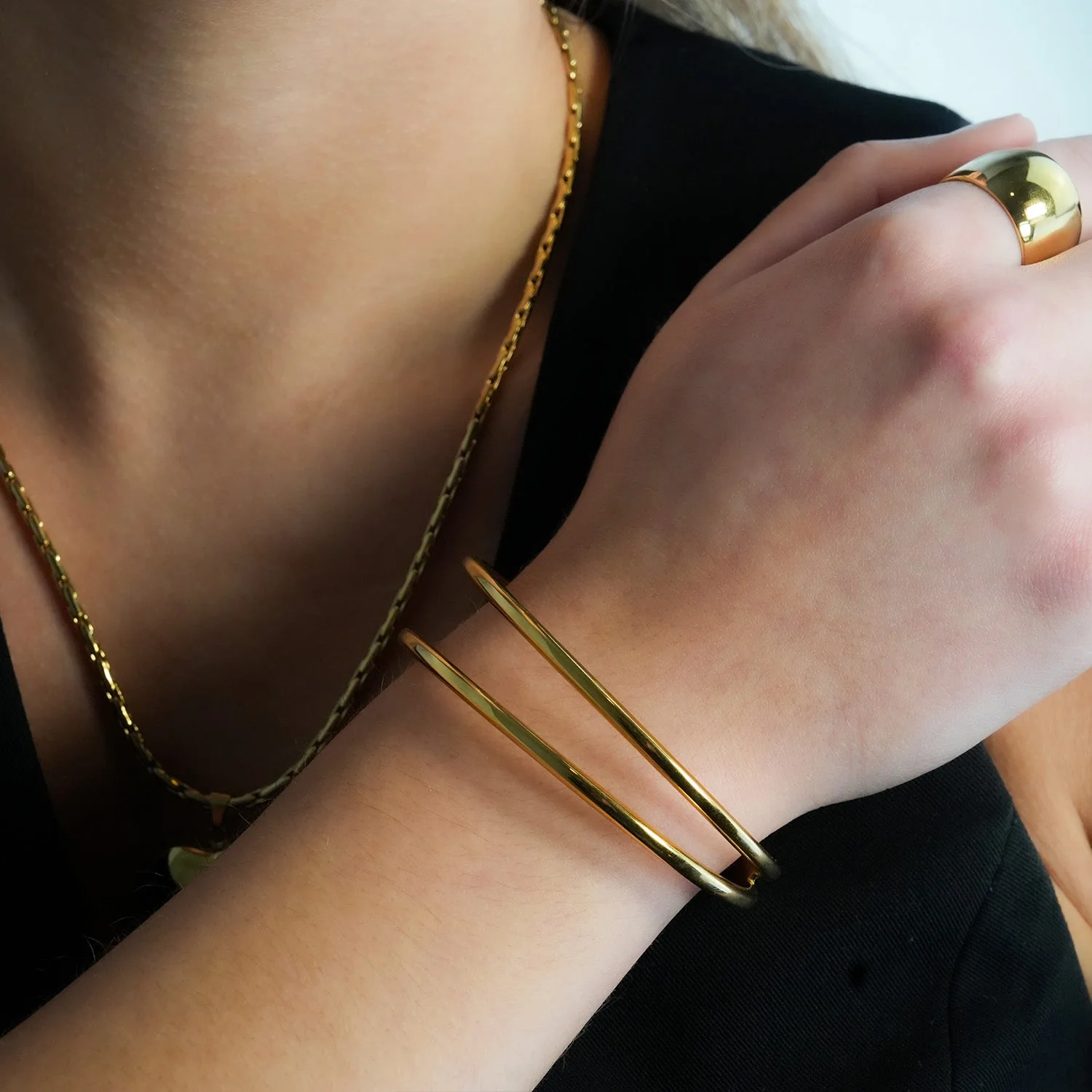 ROSARA Gold: Minimalist-Chic Double Band Bracelet - Image 2