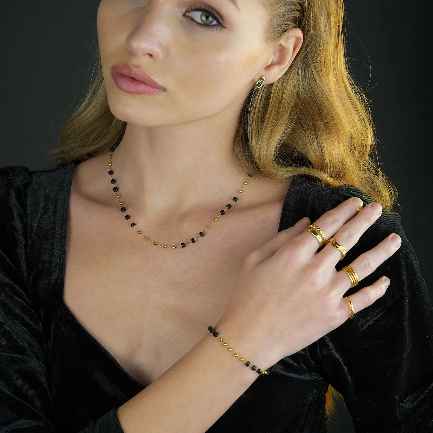ROSARIO: Black Onyx and Gold Beaded Chain Bracelet - Image 4
