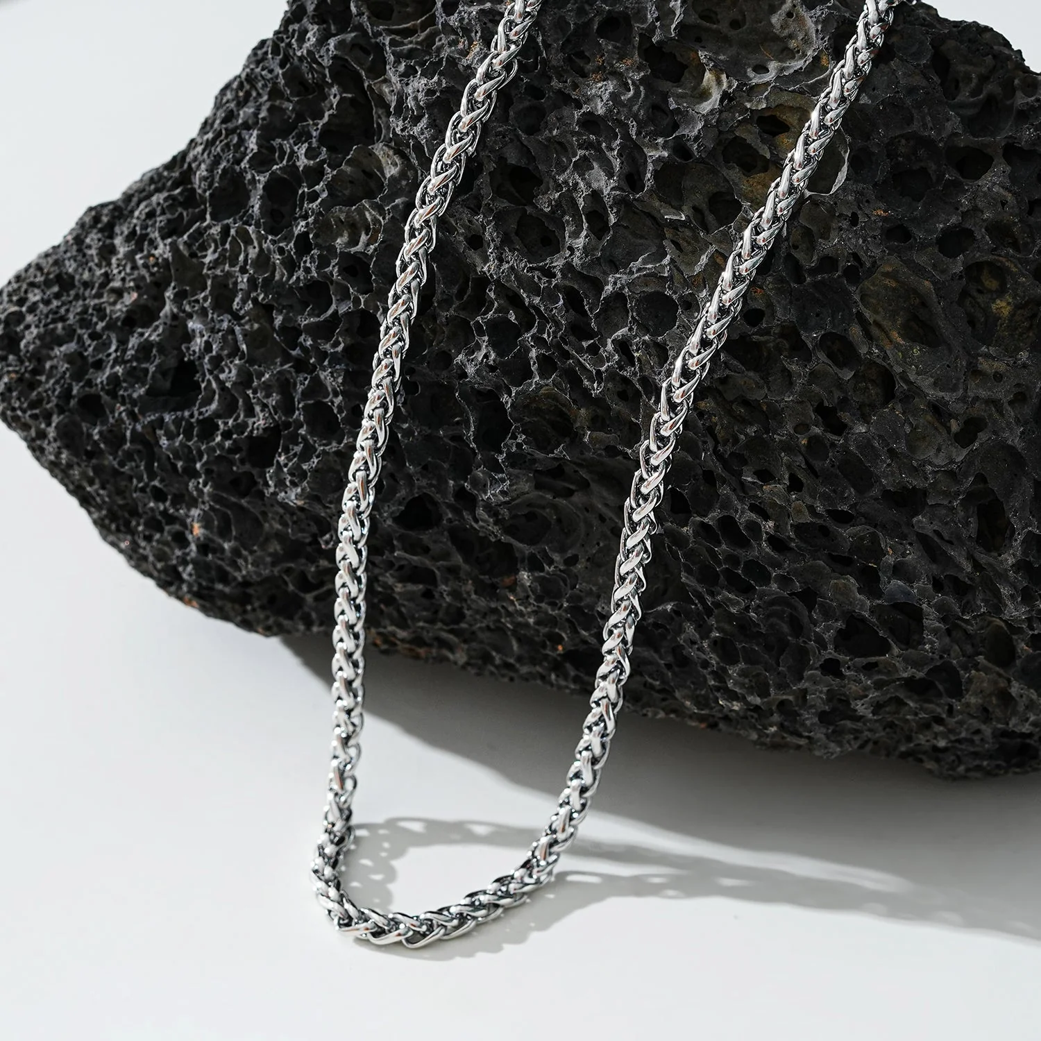 Style ALDGATE: Bold Elegance - Chunky Mid-Width Byzantine Chain Necklace in Silver. - Image 4