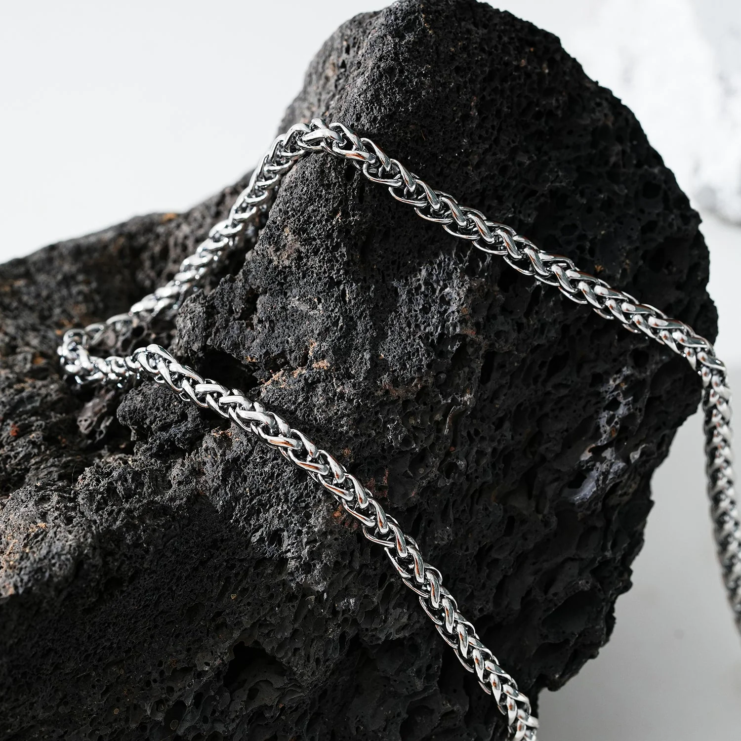 Style ALDGATE: Bold Elegance - Chunky Mid-Width Byzantine Chain Necklace in Silver. - Image 6