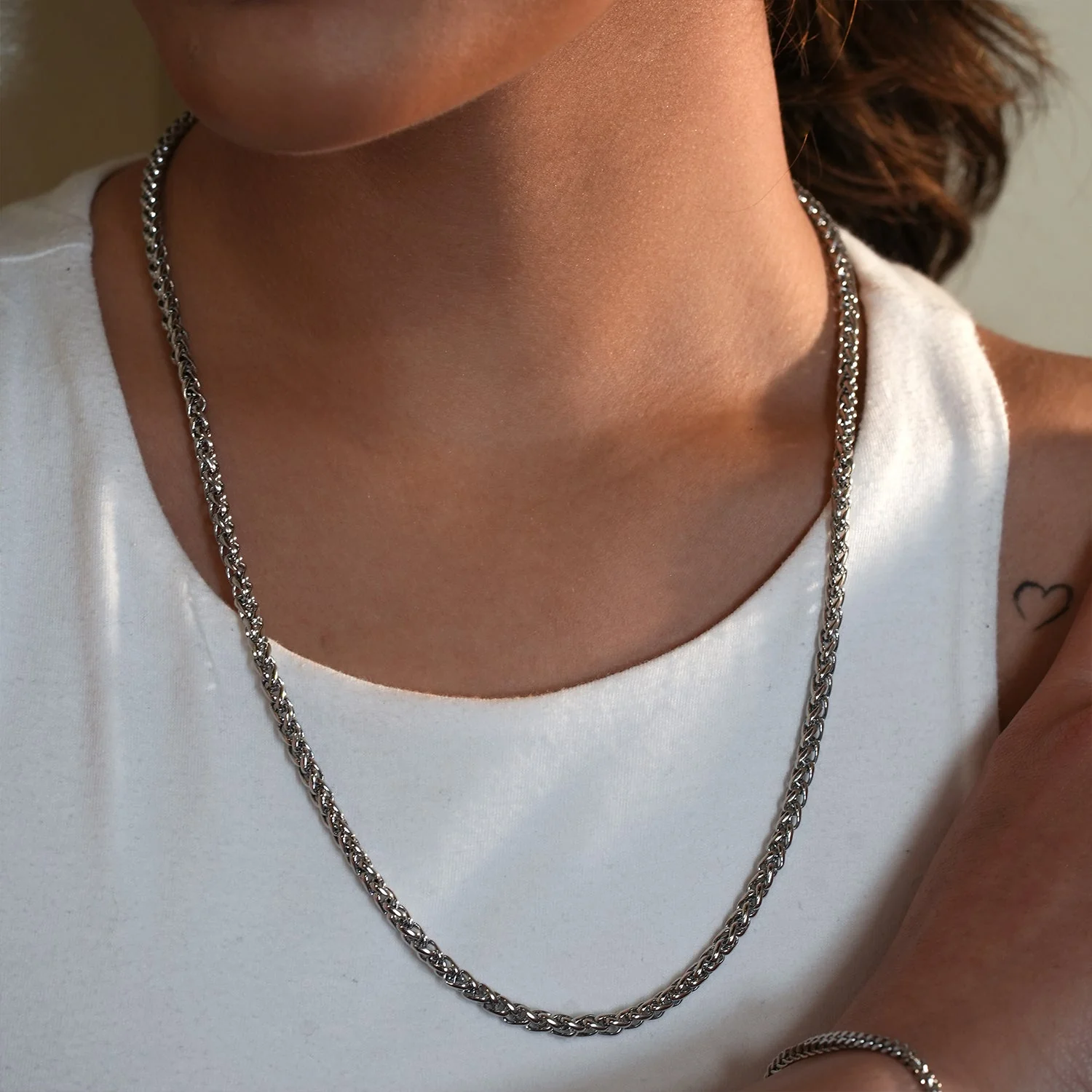 Style ALDGATE: Bold Elegance - Chunky Mid-Width Byzantine Chain Necklace in Silver. - Image 7