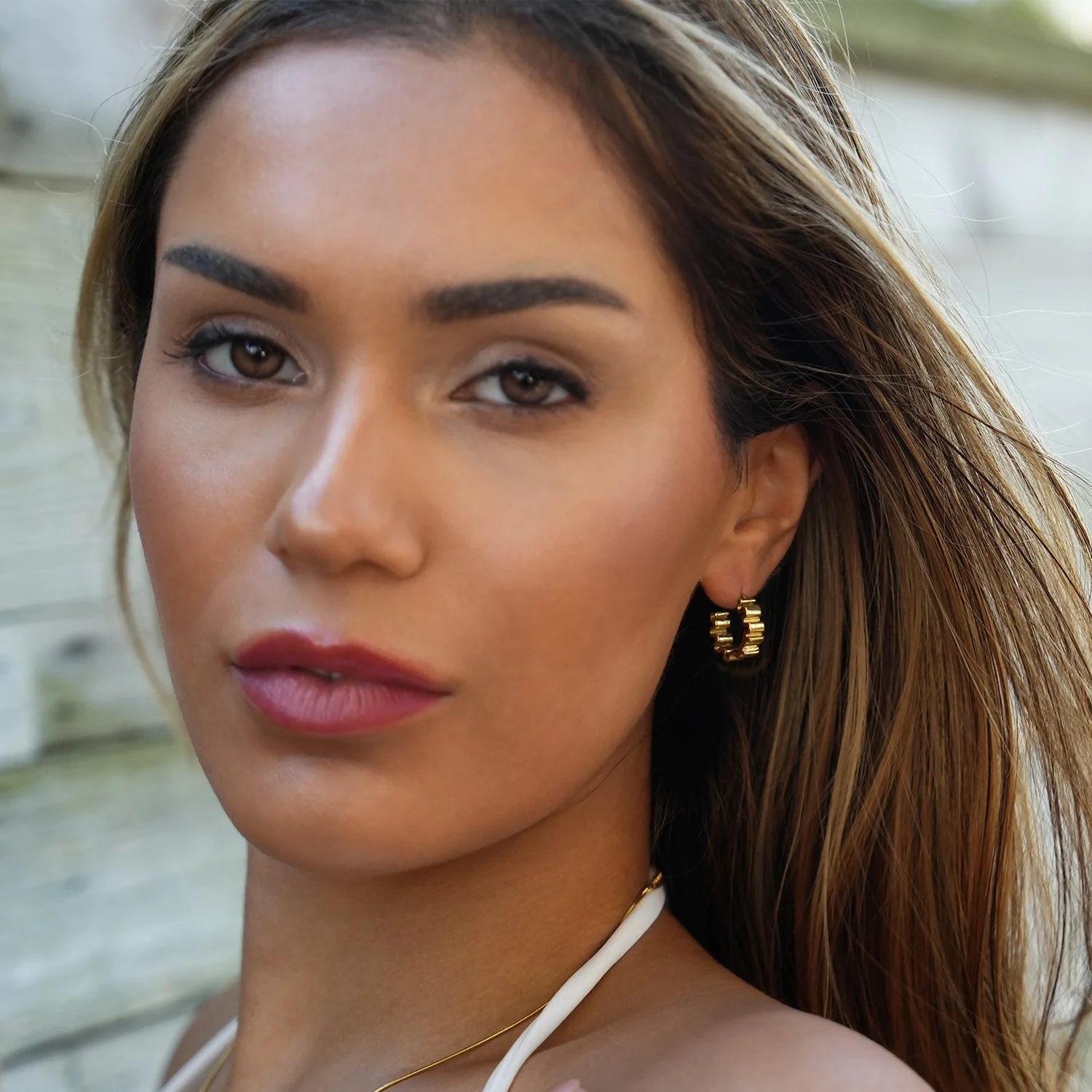 Style ALMORA: Retro-Inspired Wriggly Shaped Hoop Earrings in Gold - Image 2