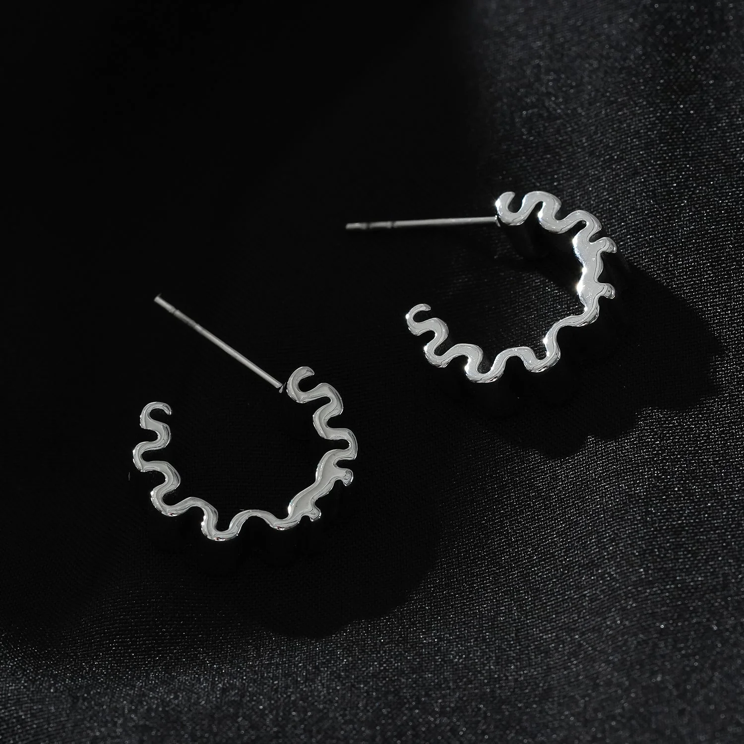 Style ALMORA: Retro-Inspired Wriggly Shaped Hoop Earrings in White Gold (Silver Toned) - Image 4