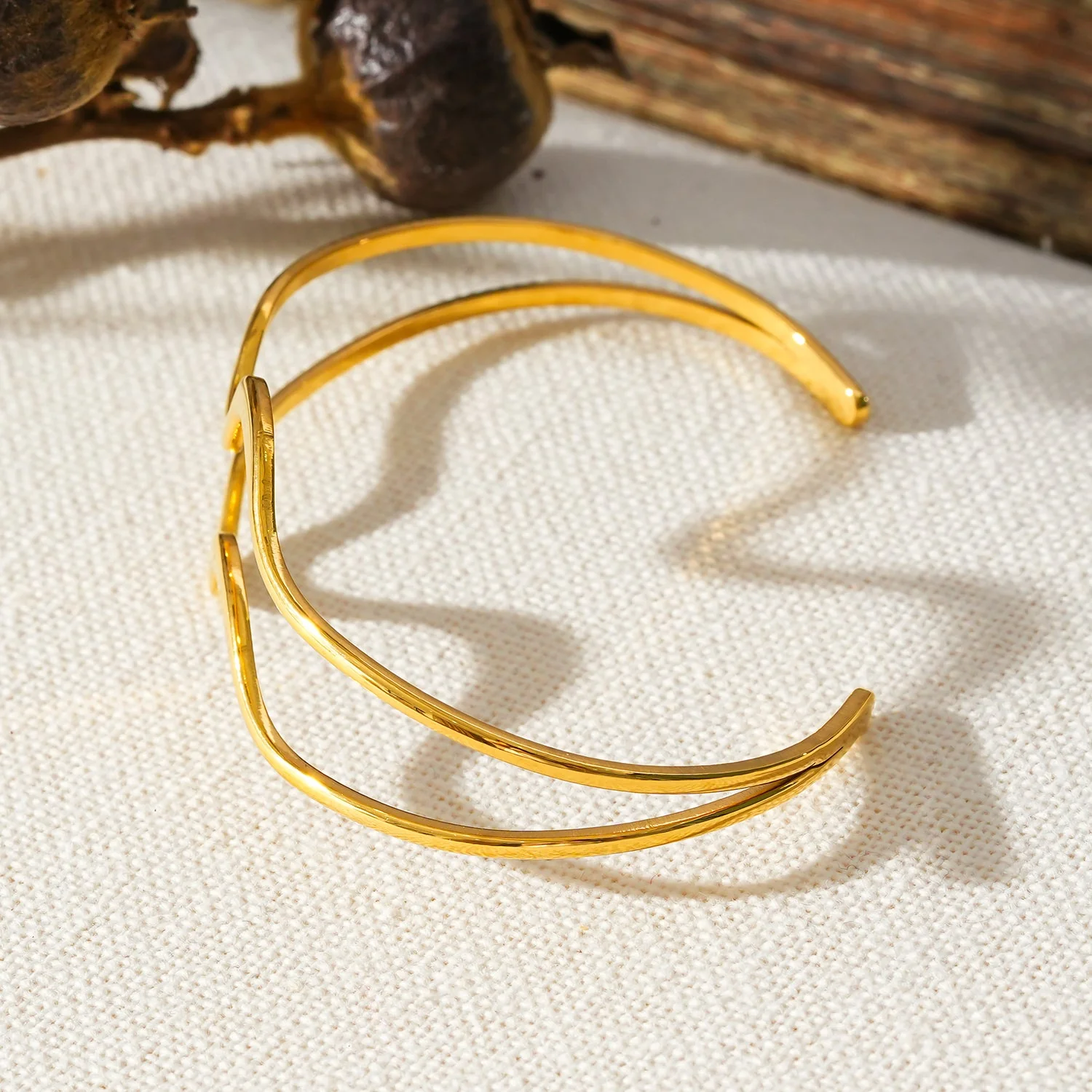 Style CHITRA: Industrial-Chic Bracelet with Abstract Shaped Parallel Bands in Gold - Image 2