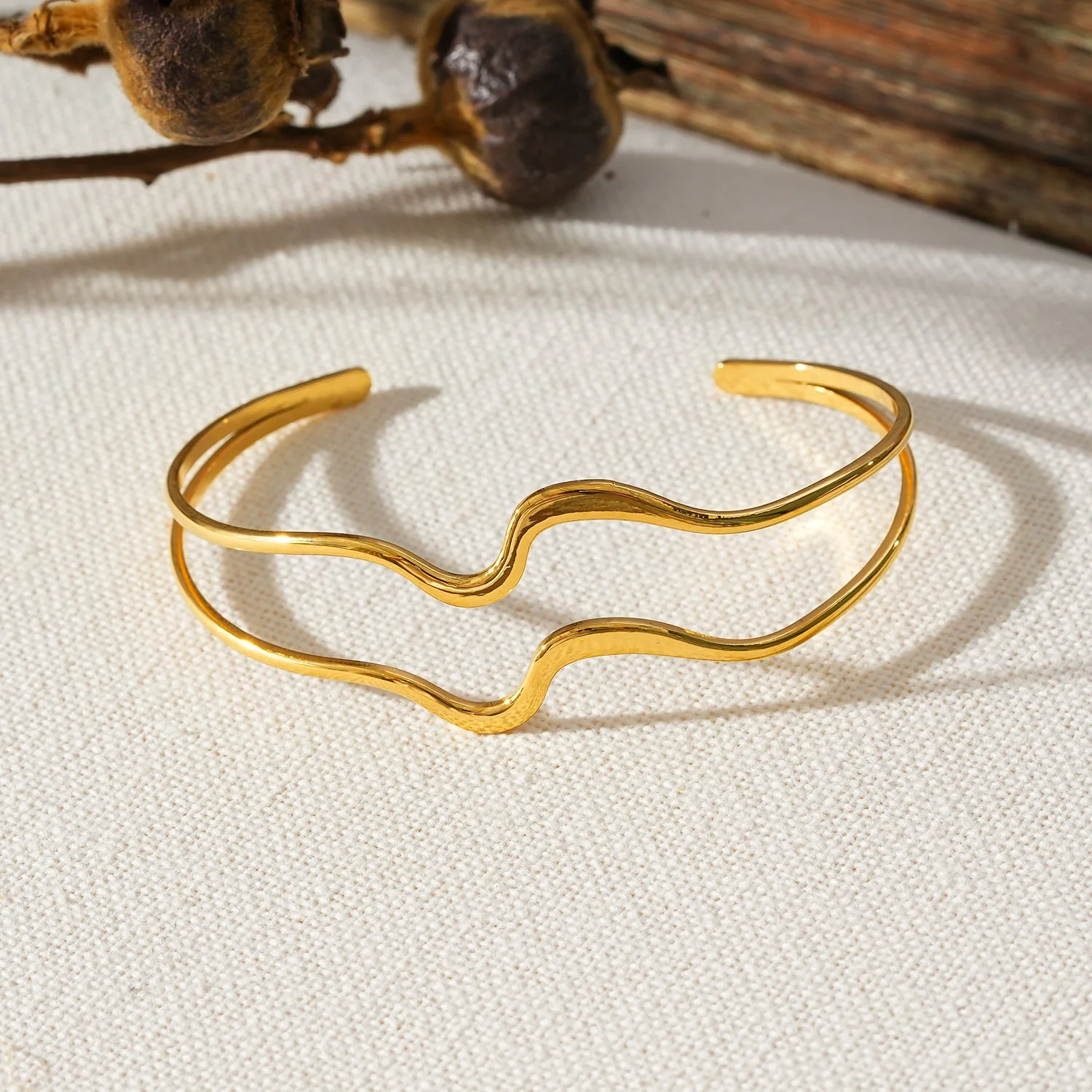Style CHITRA: Industrial-Chic Bracelet with Abstract Shaped Parallel Bands in Gold - Image 4