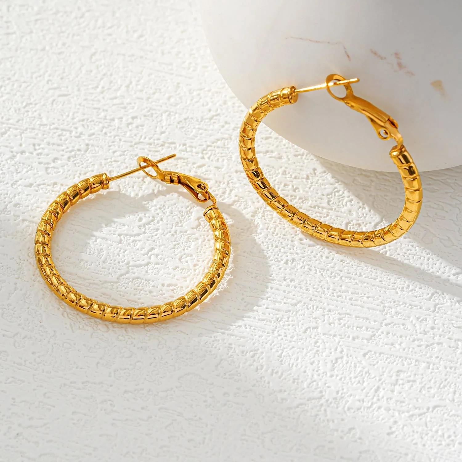Style ETSUKO: Sculptured Reed Pattern Hoop Earrings - Image 5