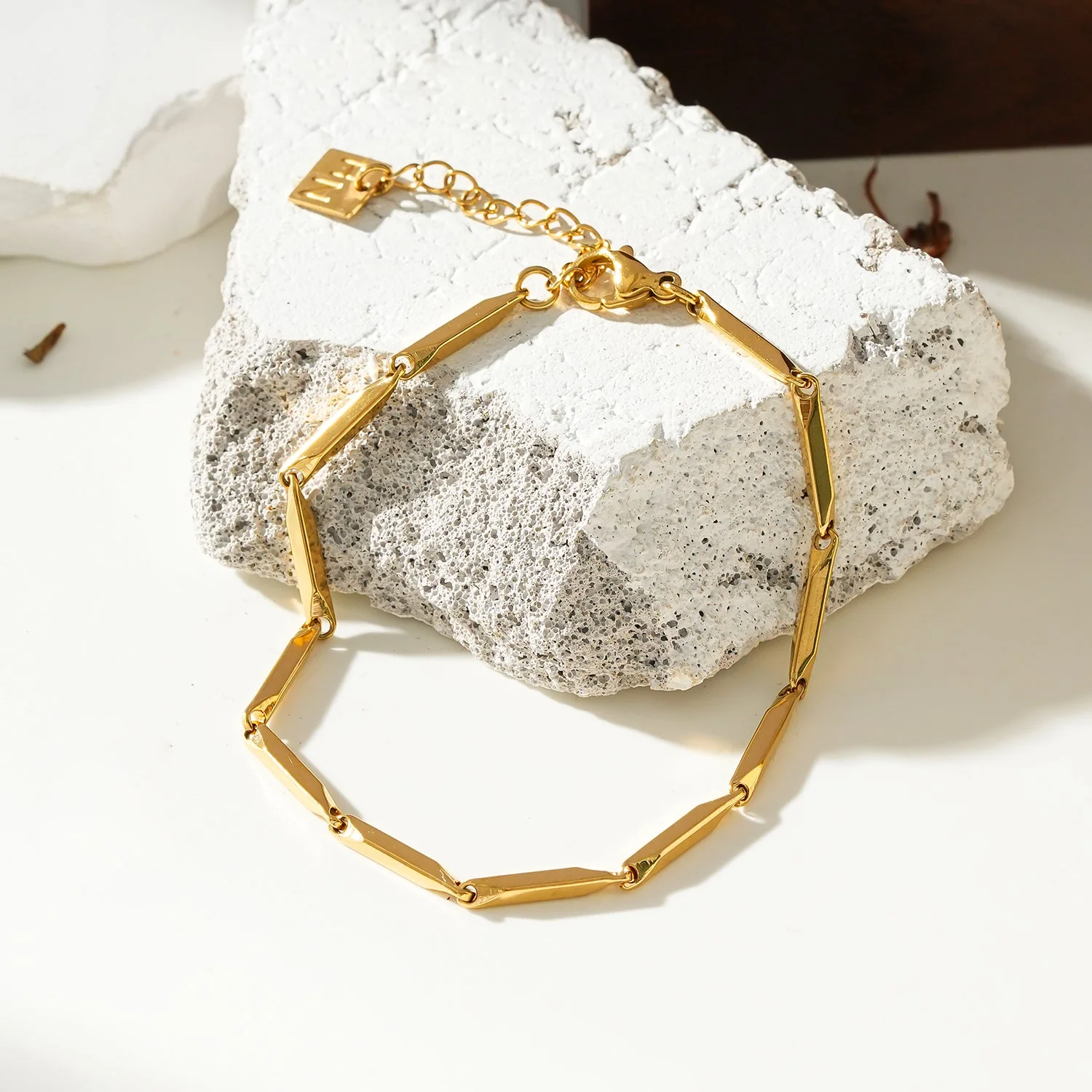 Style JARAON Gold: Minimalist Geometric Shaped Beaded Chain Anklet - Image 4