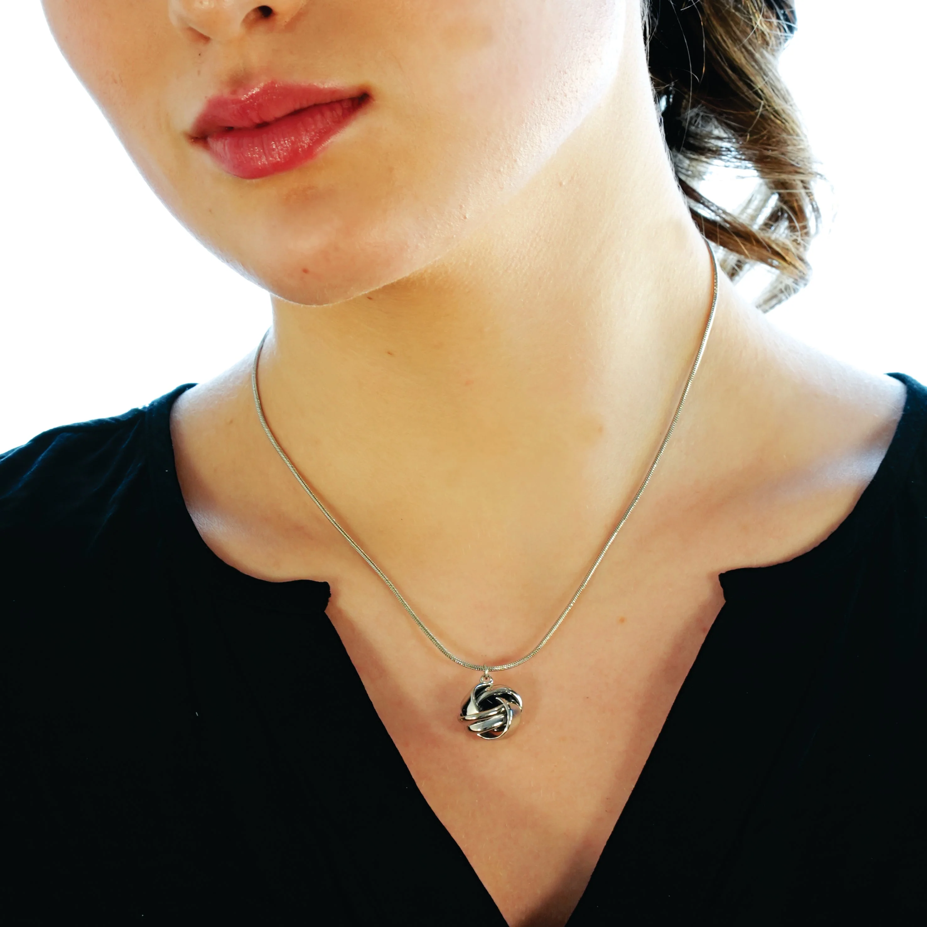Style JASPUR: Snakeskin Chain Necklace with Love-Knot Pendant in White Gold (Silver Toned) - Image 2