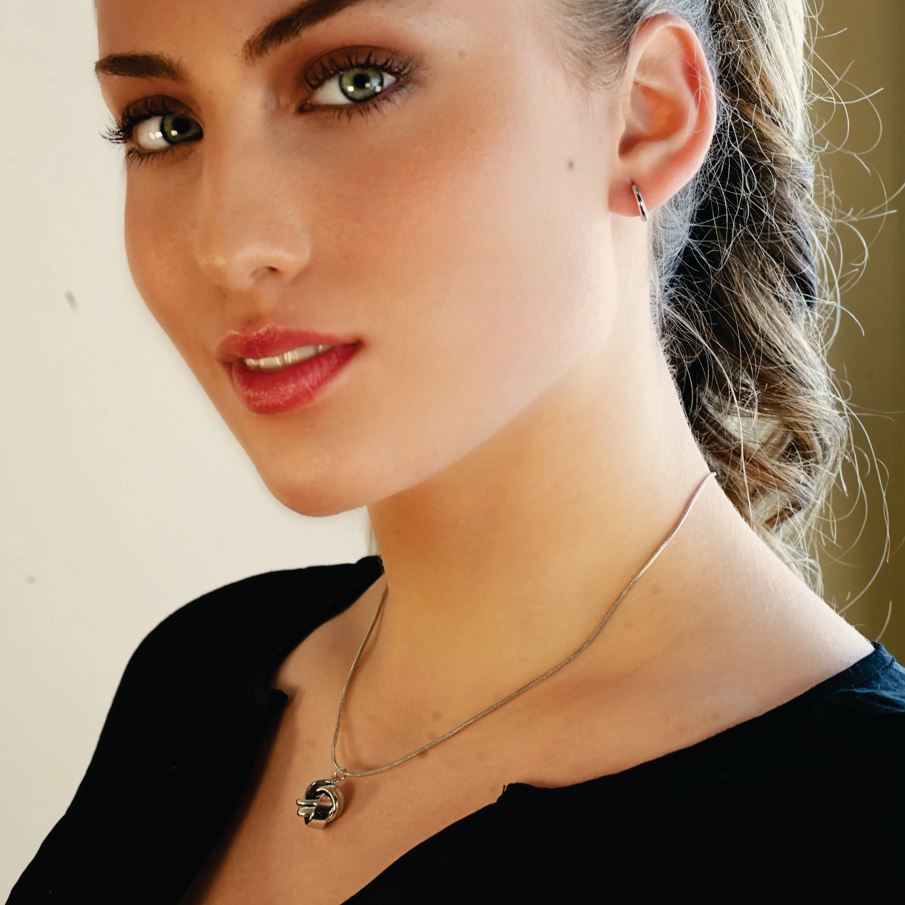 Style JASPUR: Snakeskin Chain Necklace with Love-Knot Pendant in White Gold (Silver Toned) - Image 3