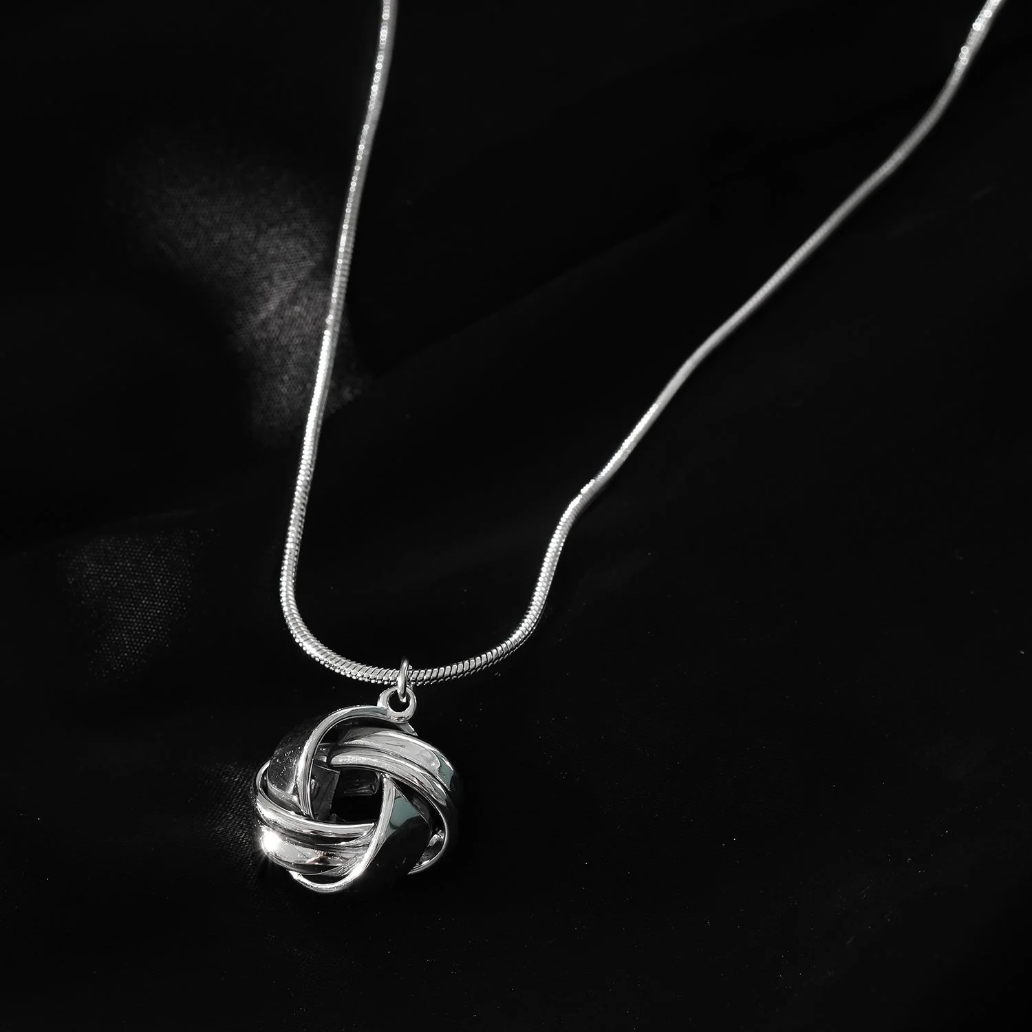 Style JASPUR: Snakeskin Chain Necklace with Love-Knot Pendant in White Gold (Silver Toned) - Image 4
