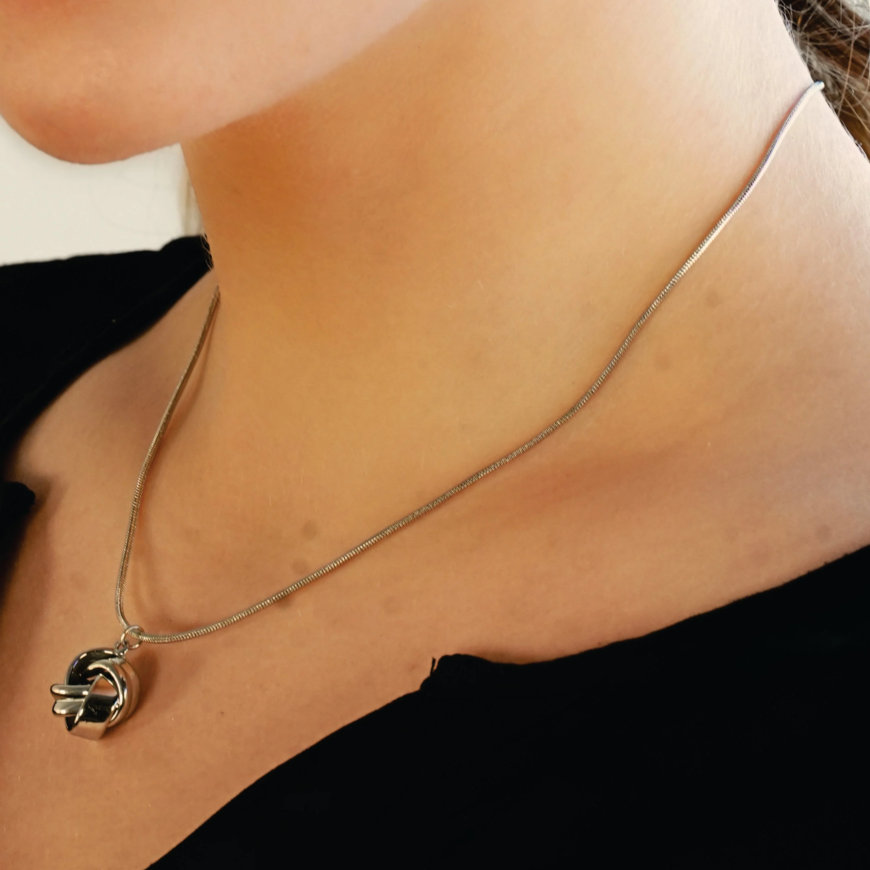 Style JASPUR: Snakeskin Chain Necklace with Love-Knot Pendant in White Gold (Silver Toned) - Image 5