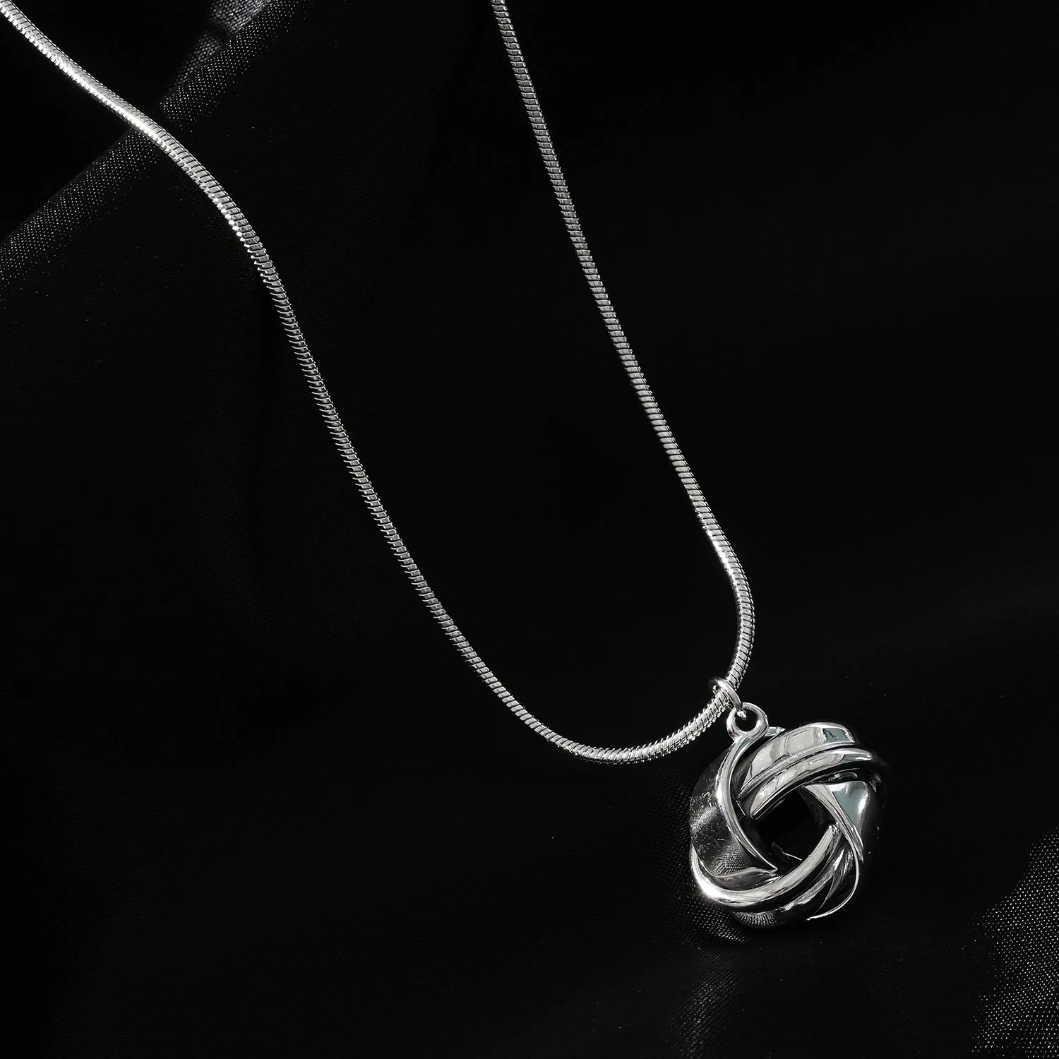 Style JASPUR: Snakeskin Chain Necklace with Love-Knot Pendant in White Gold (Silver Toned) - Image 7