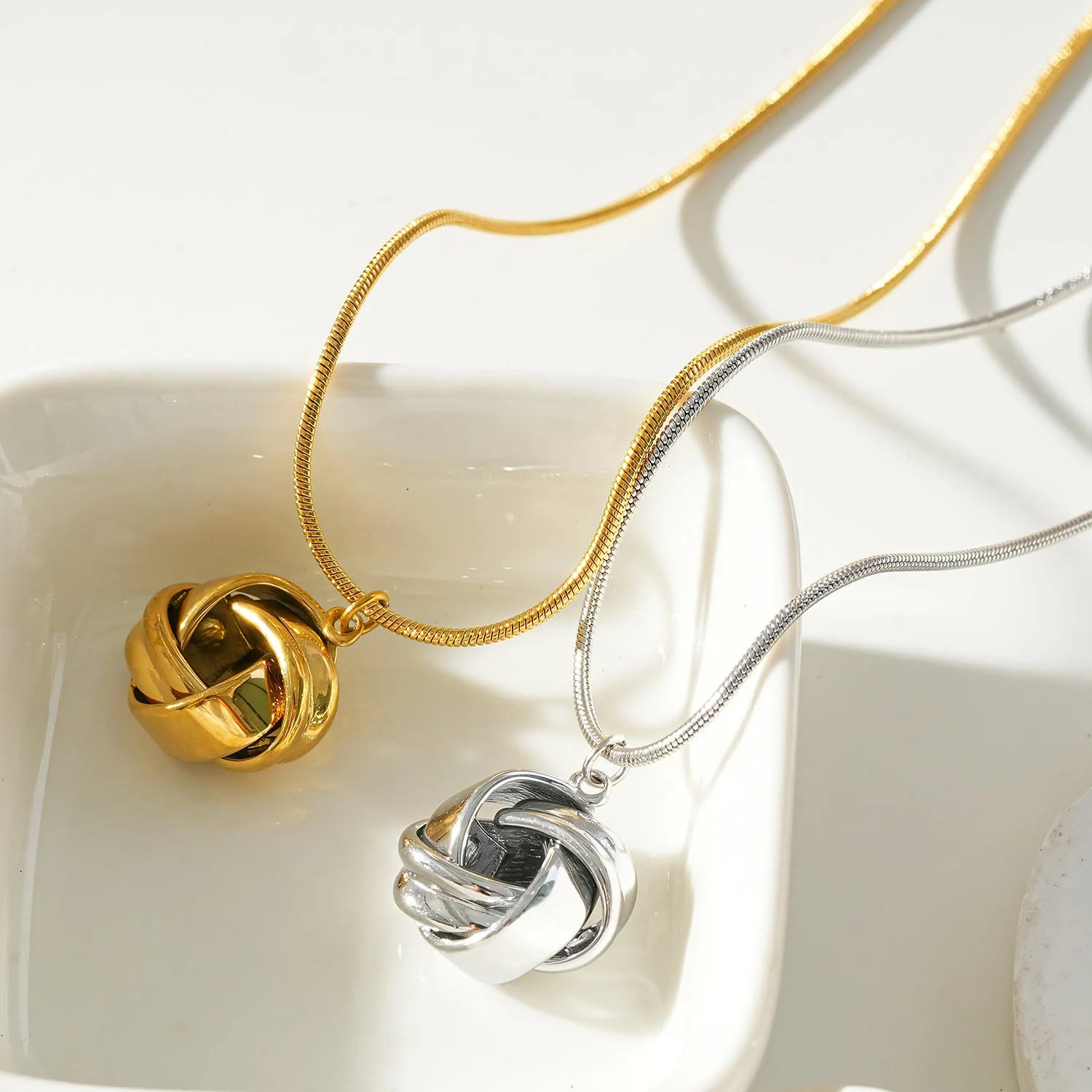 Style JASPUR: Snakeskin Chain Necklace with Love-Knot Pendant in White Gold (Silver Toned) - Image 8