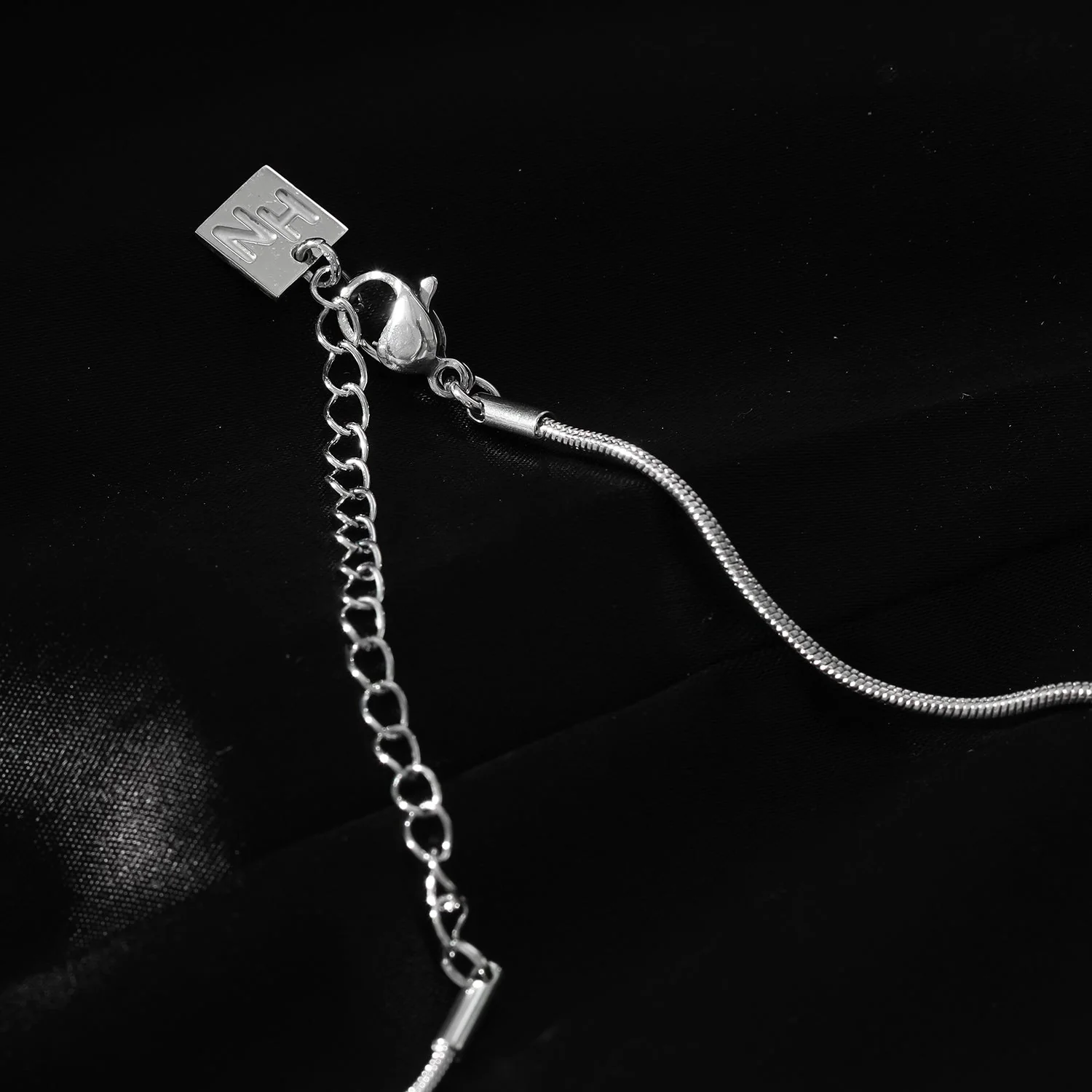 Style JASPUR: Snakeskin Chain Necklace with Love-Knot Pendant in White Gold (Silver Toned) - Image 9