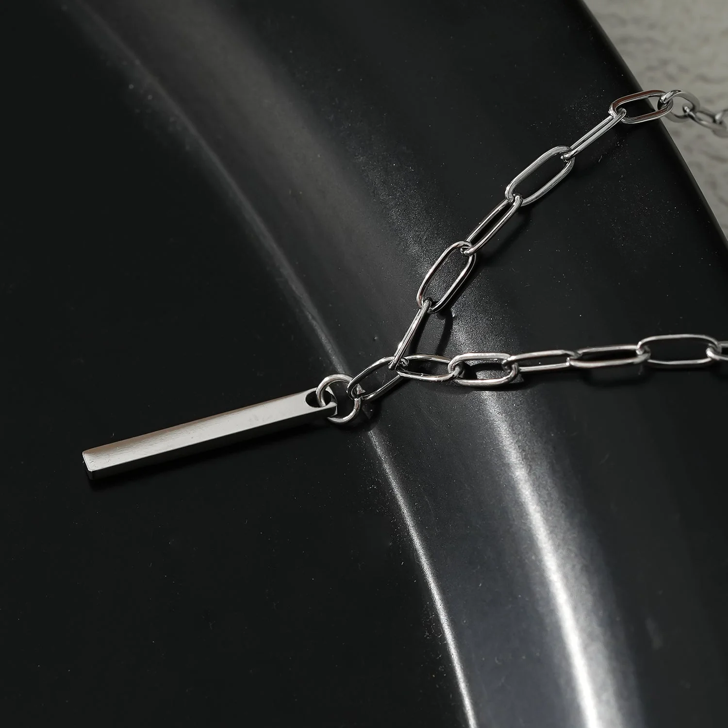 Style KORATIA: Minimalist Chain Necklace with Zirconia Gemstones in Silver - Image 7