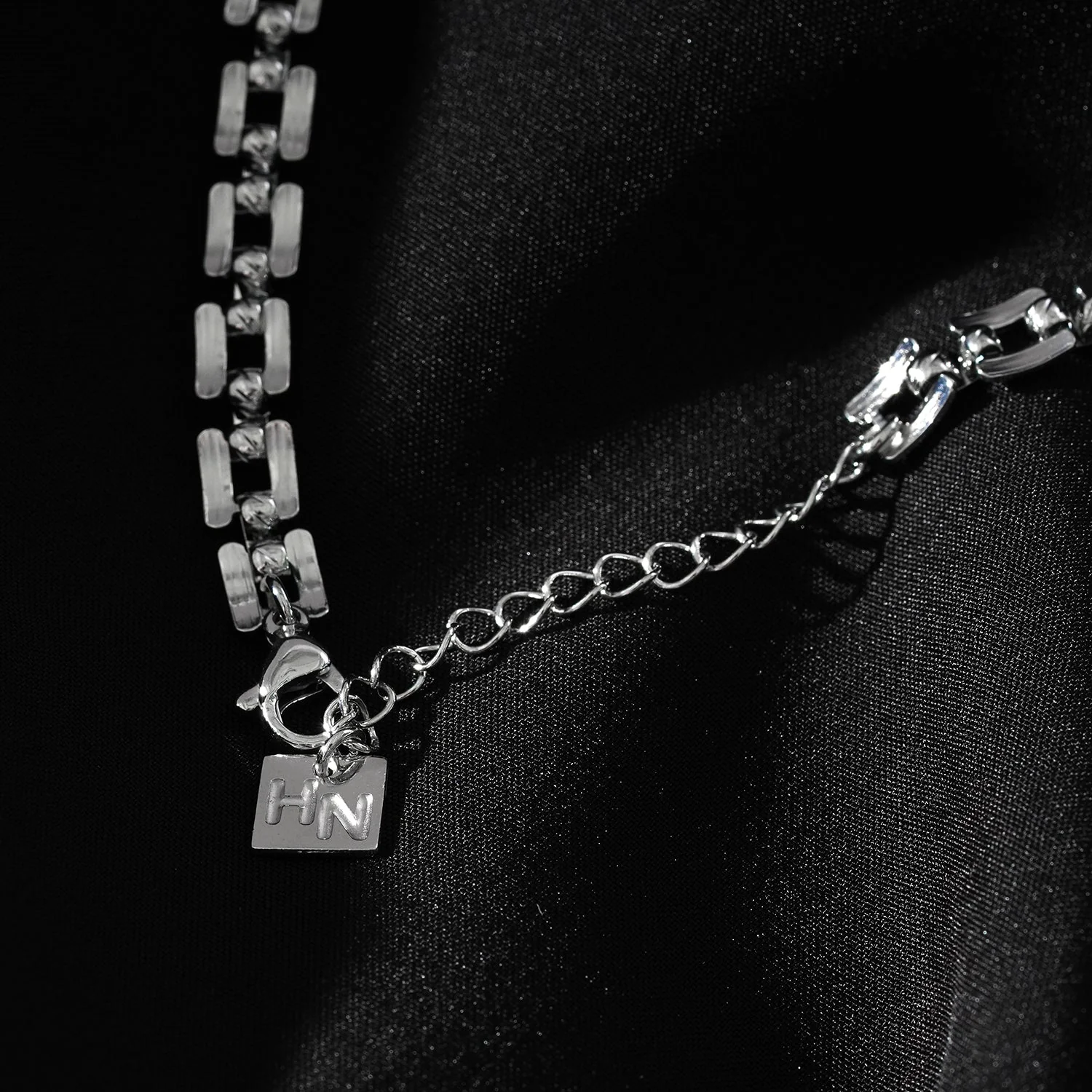 Style KOVVUR: Retro Twin Chain Necklace in White Gold (Silver Toned) - Image 7