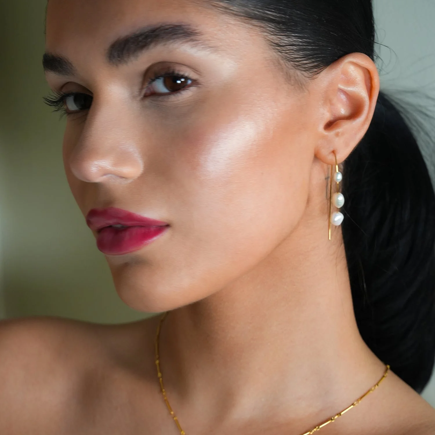 Style: LISANNE: Geometric Shaped Modernist Hoop Earring with a Trio of Fresh-Water Pearls - Image 2