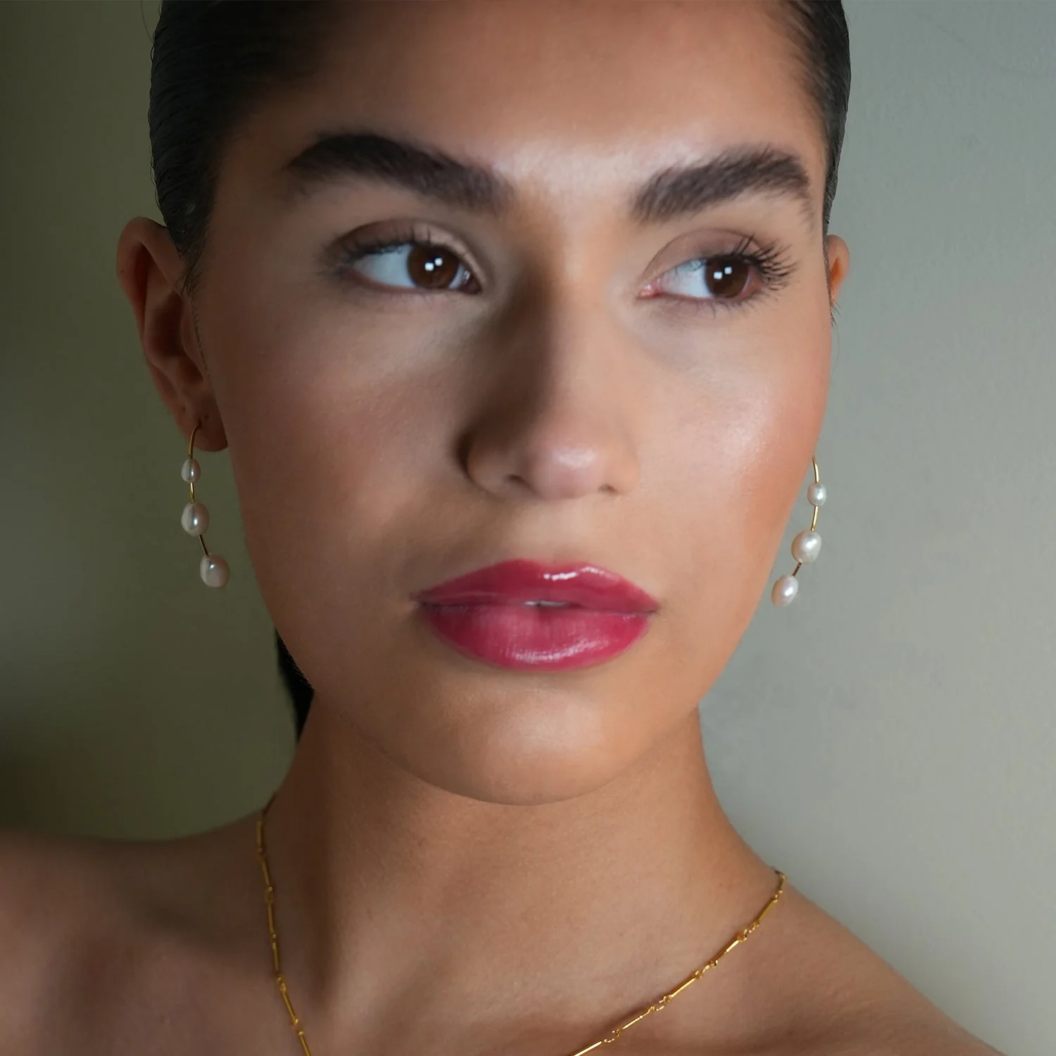 Style: LISANNE: Geometric Shaped Modernist Hoop Earring with a Trio of Fresh-Water Pearls - Image 4