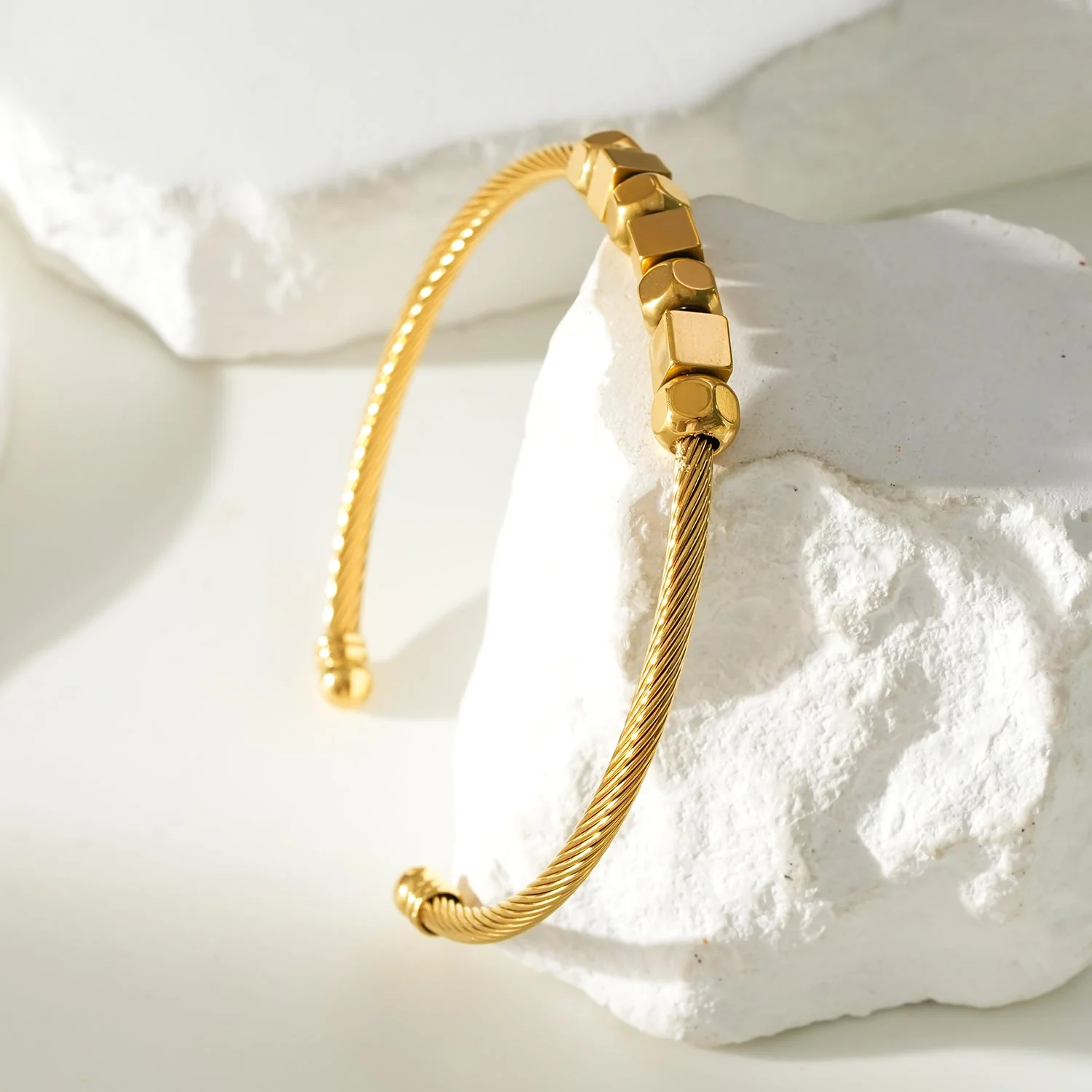 Style MALDONA: Industrial-Chic Bracelet with Round & Square Beads in Gold - Image 7