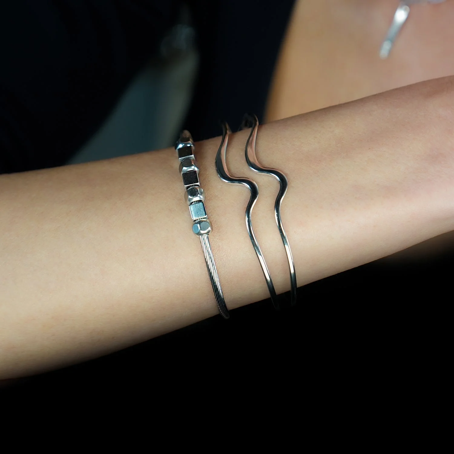 Style MALDONA: Industrial-Chic Bracelet with Round & Square Beads in White Gold (Silver Toned) - Image 6