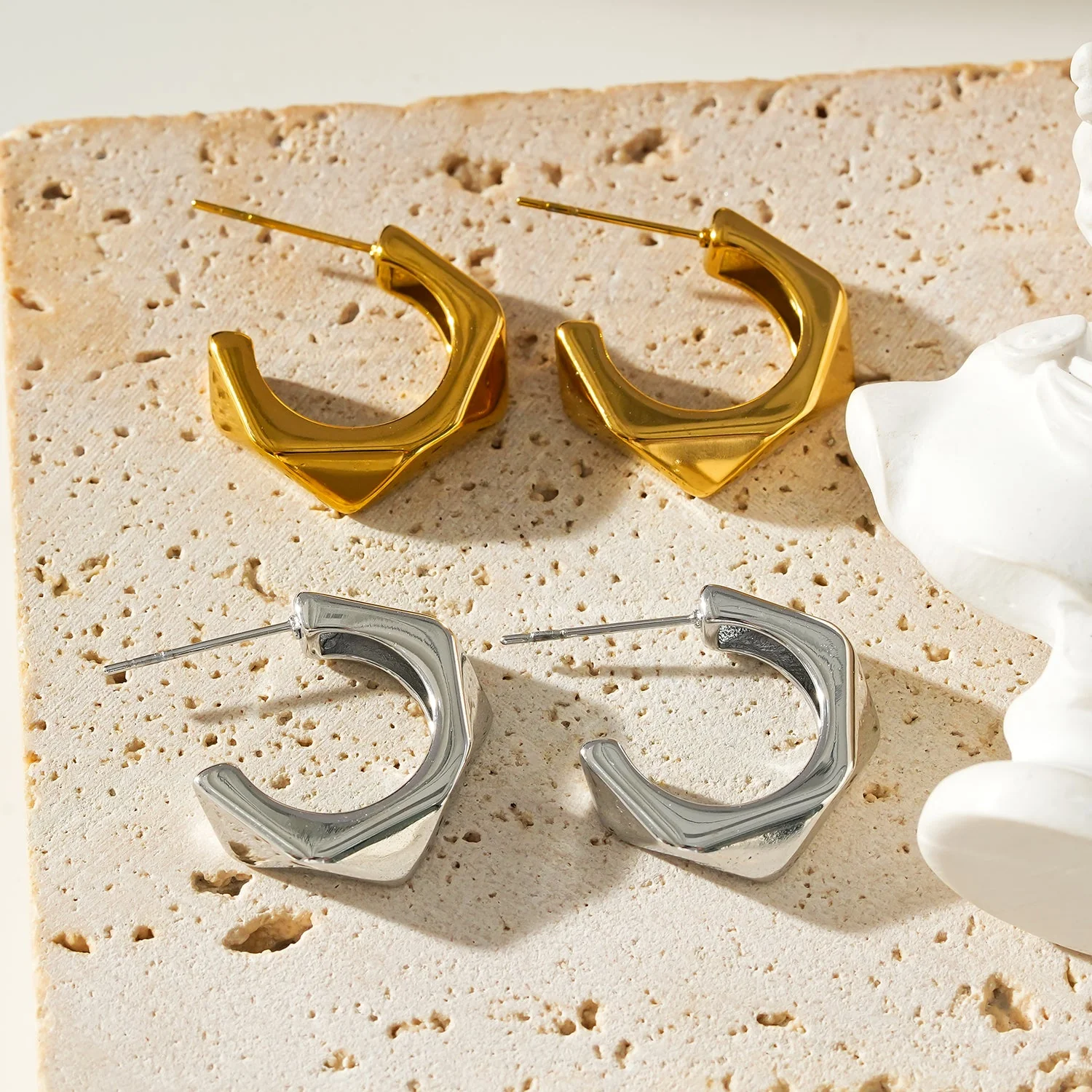 Style PERIDO Gold: Art Deco Styled Geometric Hoop Earrings - Image 5