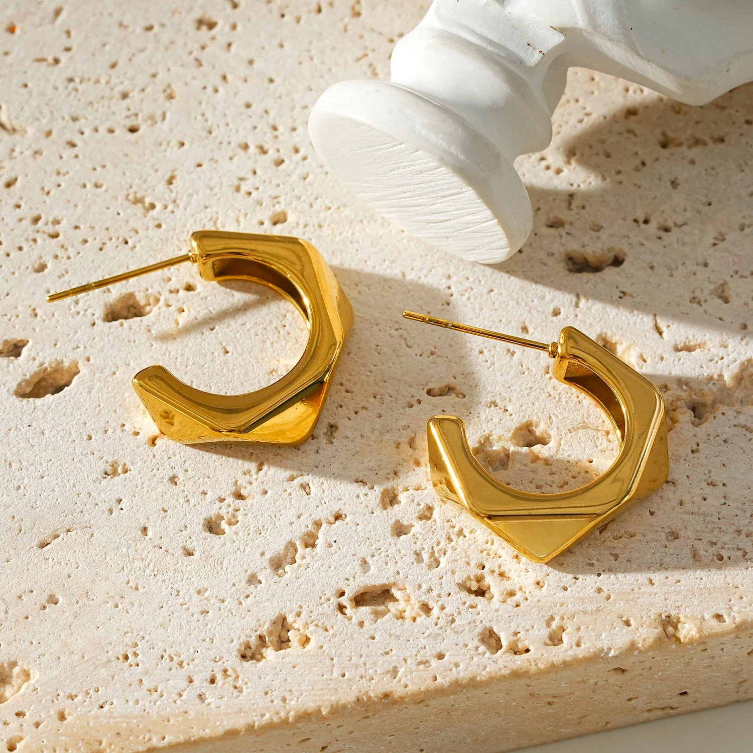 Style PERIDO Gold: Art Deco Styled Geometric Hoop Earrings - Image 7