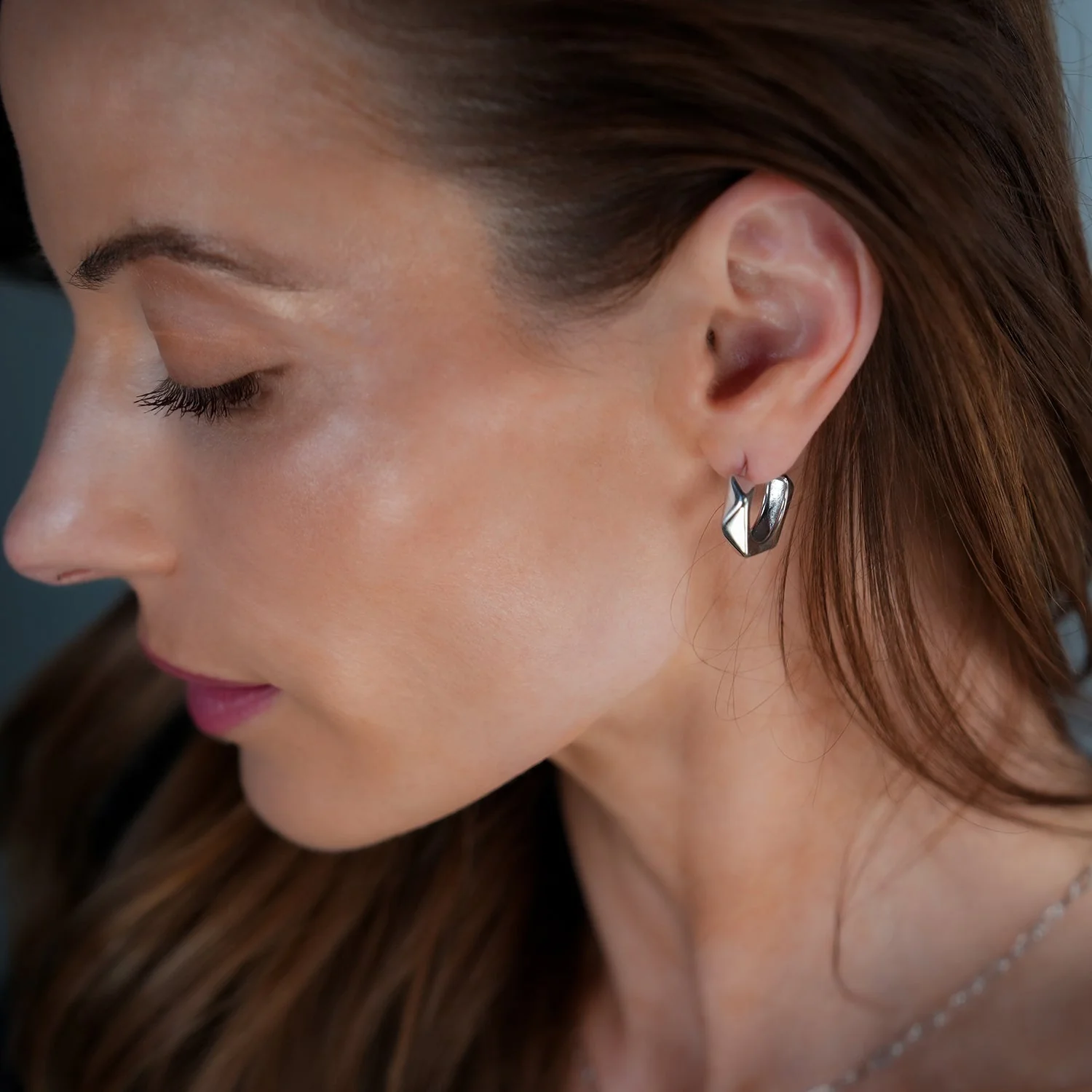 Style PERIDO Silver Toned (White Gold): Art Deco Styled Geometric Hoop Earrings - Image 8