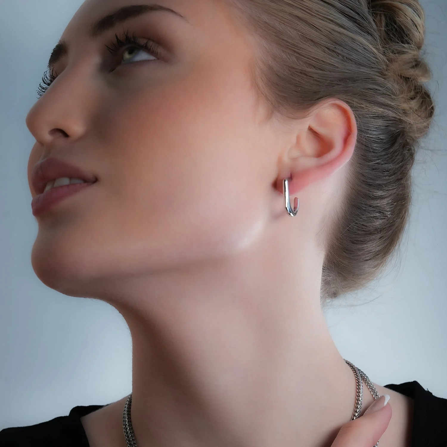 Style SOLOMA Silver Toned (White Gold): Retro Industrial-Chic Style Hoop Earrings - Image 6