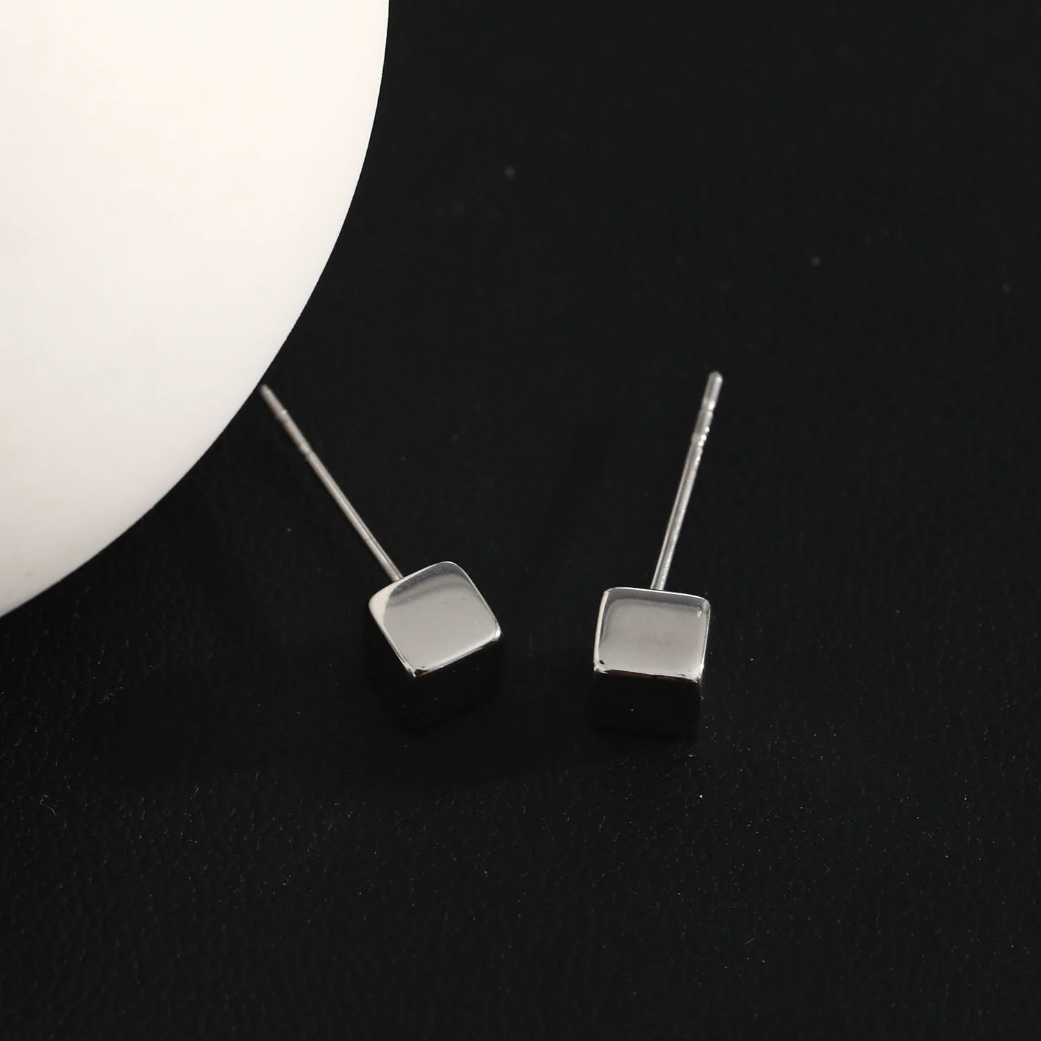 Style SYNNE: Square Bead Minimalist Stud Earrings in Gold & Silver - Image 8