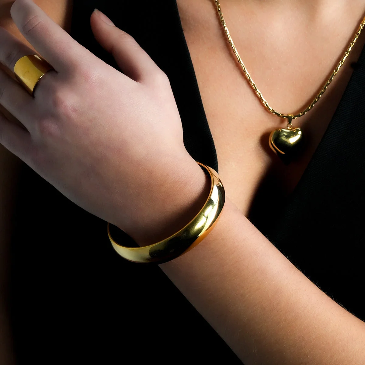Style UMUAKOT: Mid Width Classic Gold Band Bracelet - Image 2