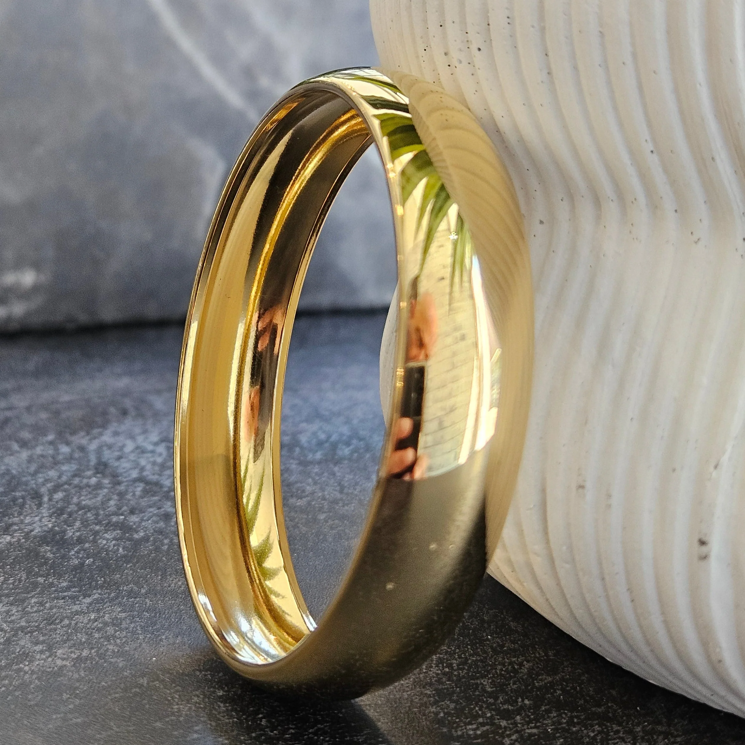 Style UMUAKOT: Mid Width Classic Gold Band Bracelet - Image 3