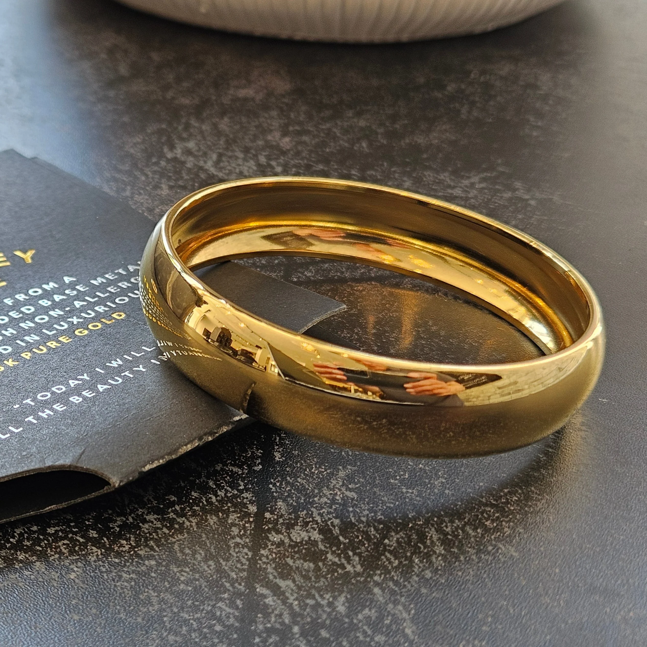 Style UMUAKOT: Mid Width Classic Gold Band Bracelet - Image 4