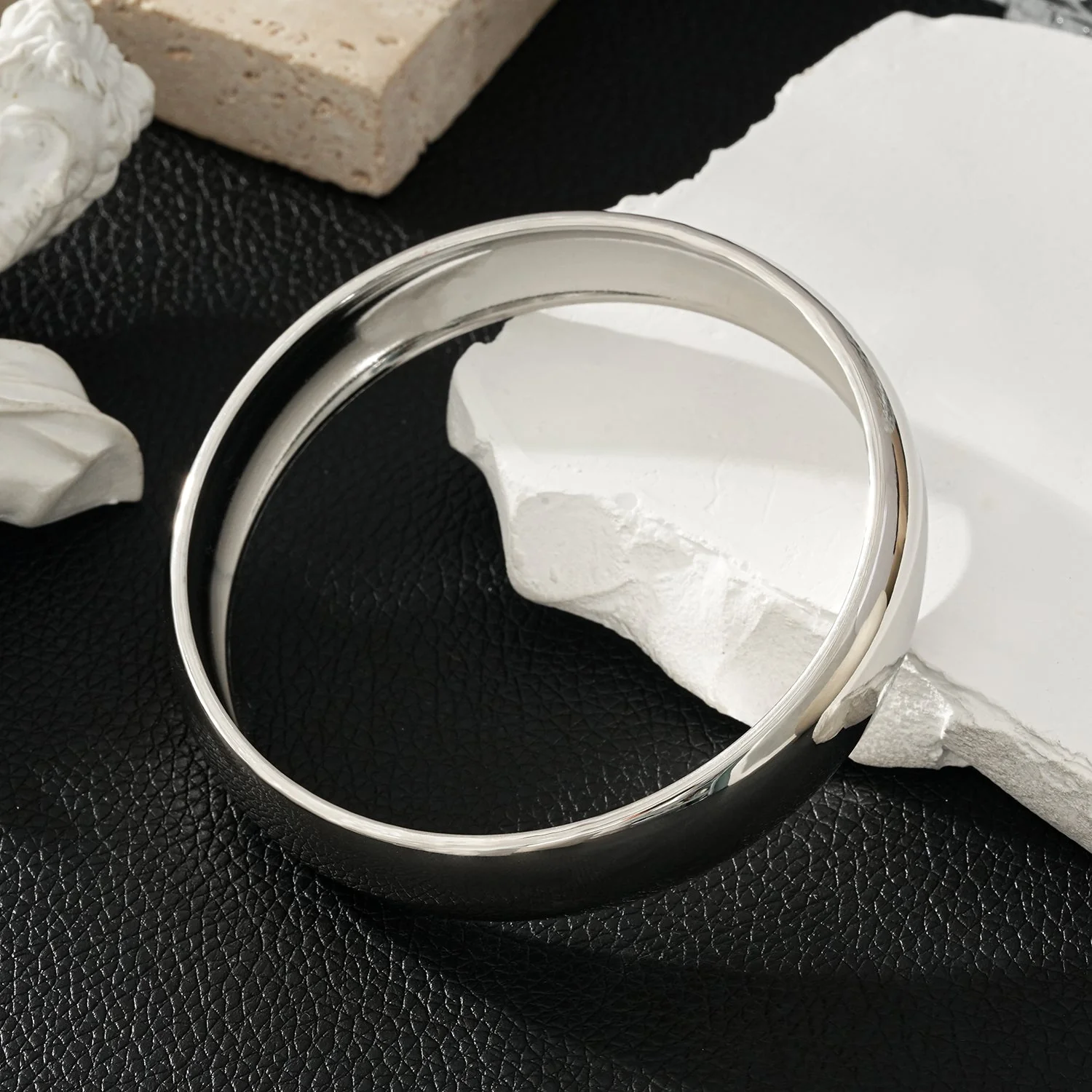 Style UMUAKOT: Mid Width Classic Silver Band Bracelet - Image 2