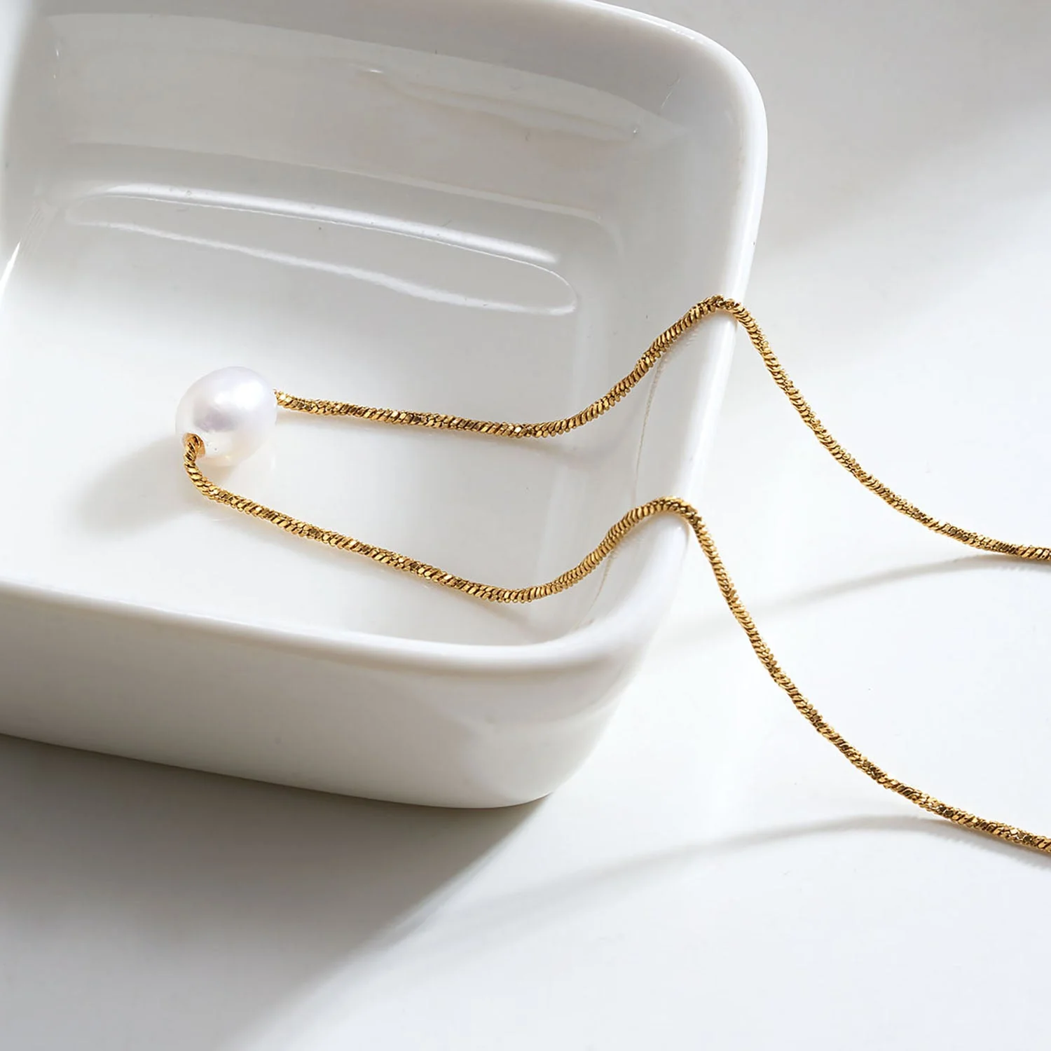 VAZSONY Gold: Effortless Grace - Dainty Textured Chain Necklace with Single Freshwater Pearl - Image 3