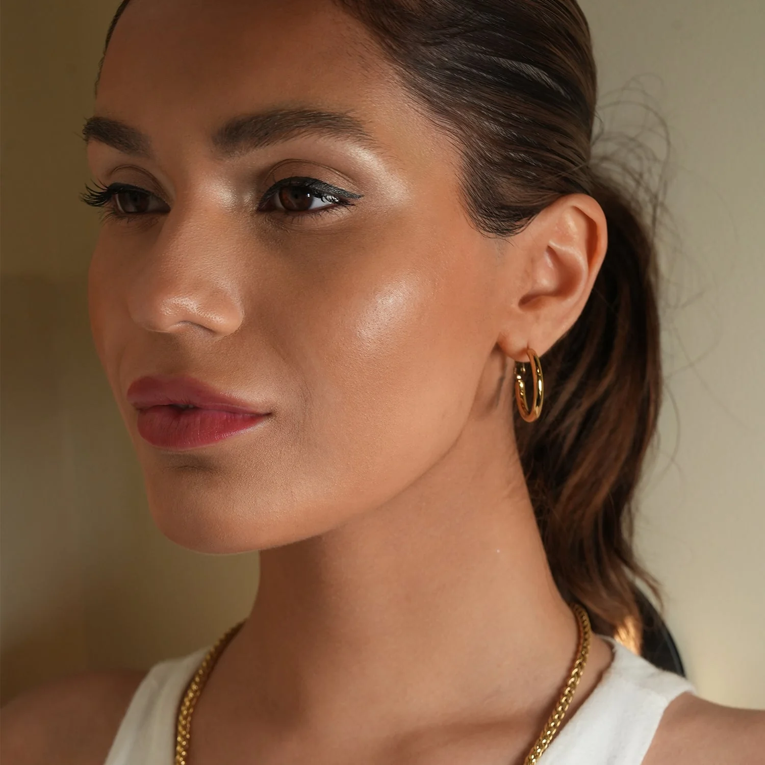 YOSHIKO: Mid-Width Essential Hoop Earrings Gold Size A (2 cm) - Image 7
